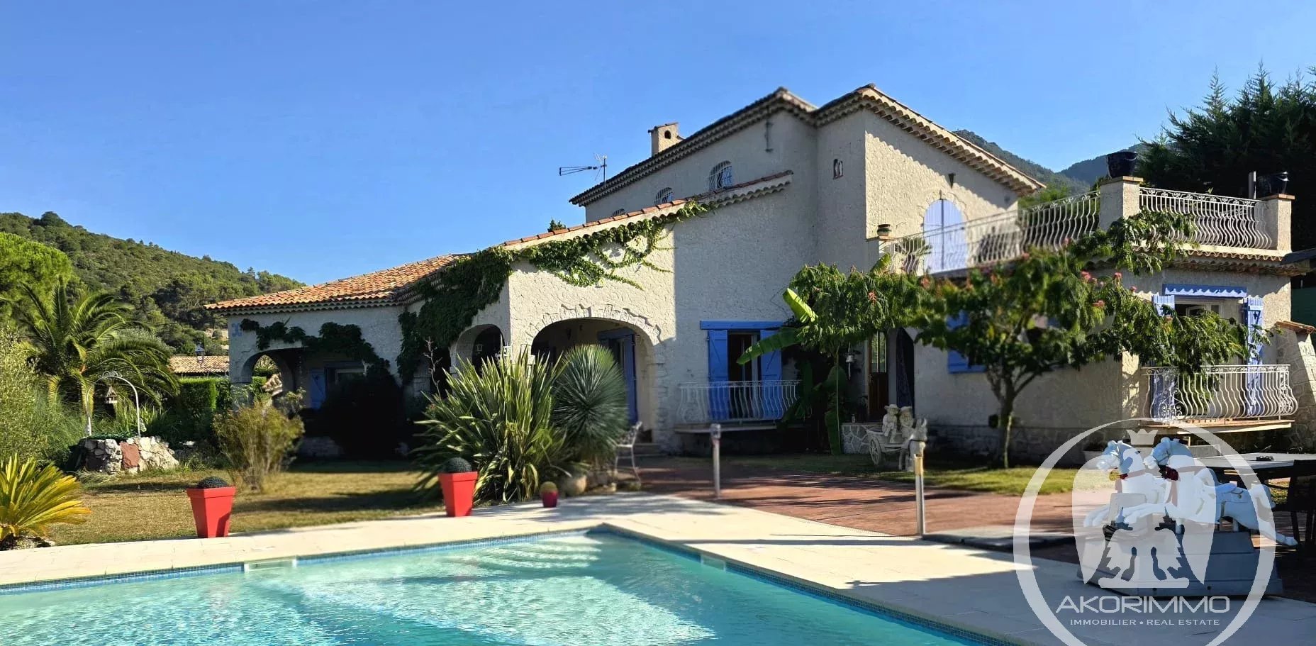 Maison  - 10 pièces  - 300.0 m2 -