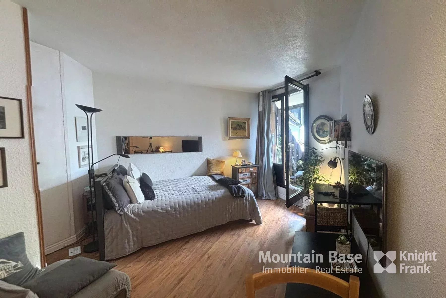Photo of 3rd floor studio with a balcony with open Mont Blanc views