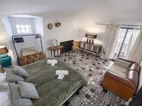 HERENHUIS MET ZWEMBAD EN BIJGEBOUW, THUIR