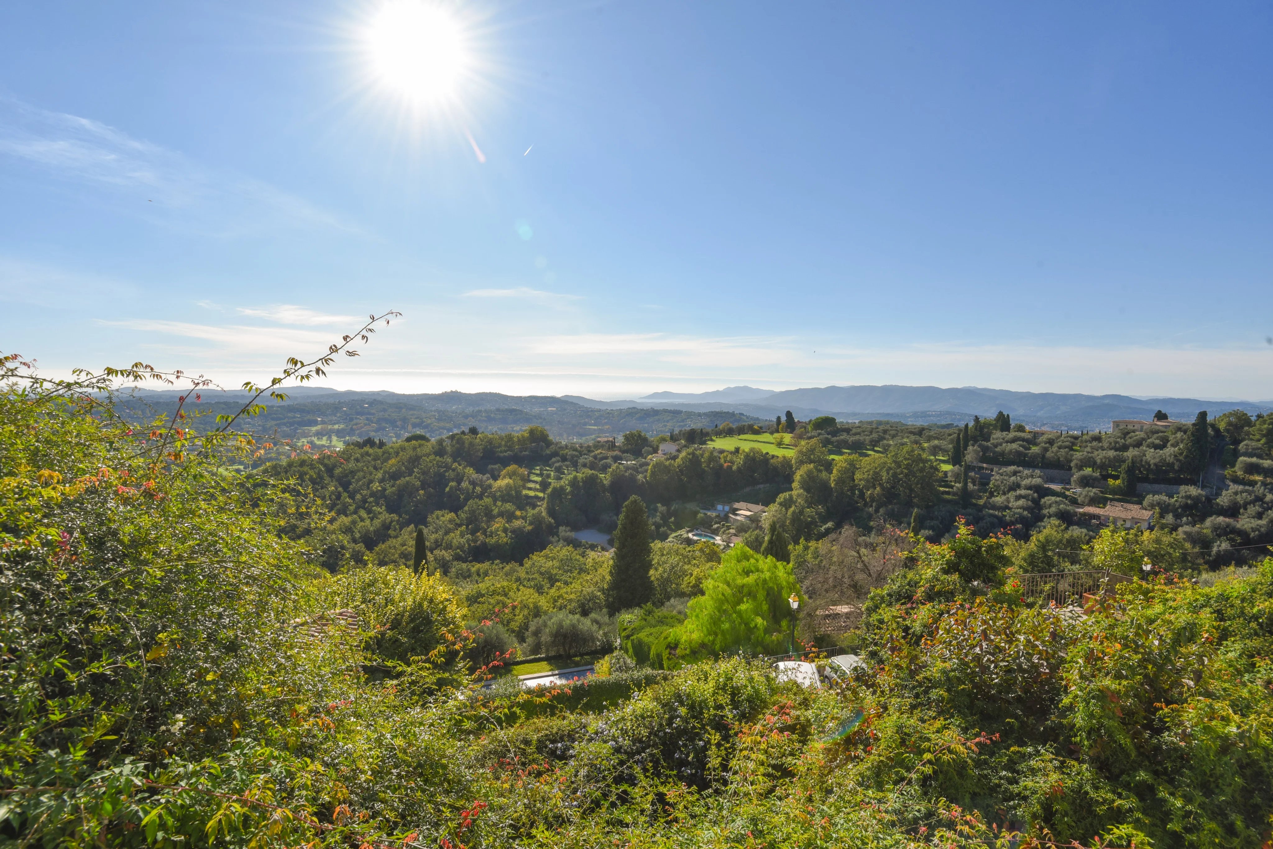 Charmante maison de village vue mer panoramique à Chateauneuf -Grasse. Un véritable rêve!