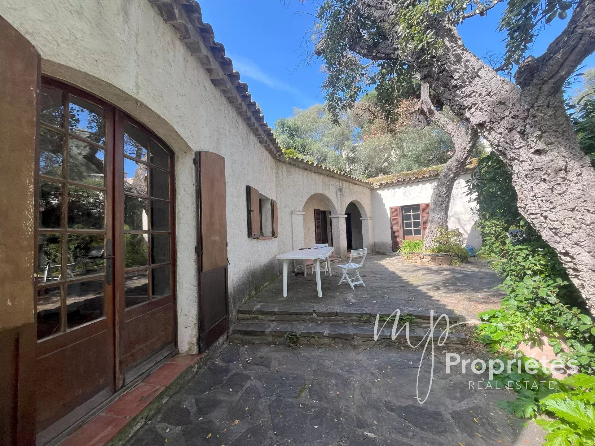 Opportunité à 700m du Centre-Ville – Maison sur Terrain de 998m² avec Fort Potentiel