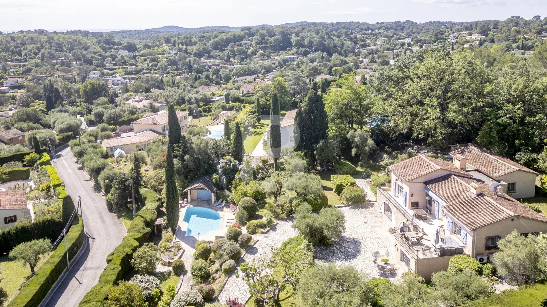 Magnifique villa avec des vues panoramiques dans un Domaine fermé à Valbonne