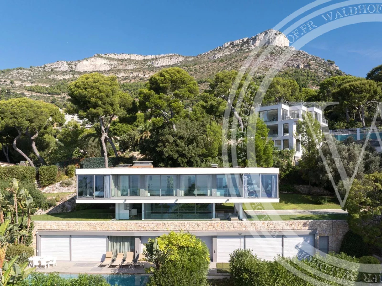 Domaine privé près de Monaco avec deux villas contemporaines avec vue panoramique sur la mer à Cap-d'Ail