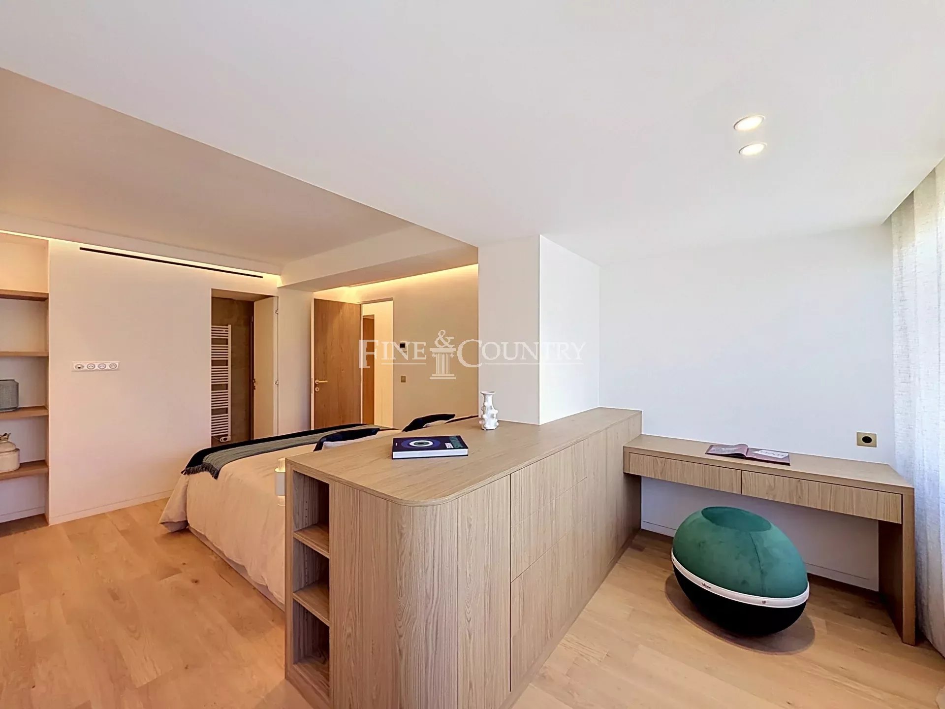 Photo of Apartment with Sea VIew and Pool For Sale in Palm Beach, Cannes