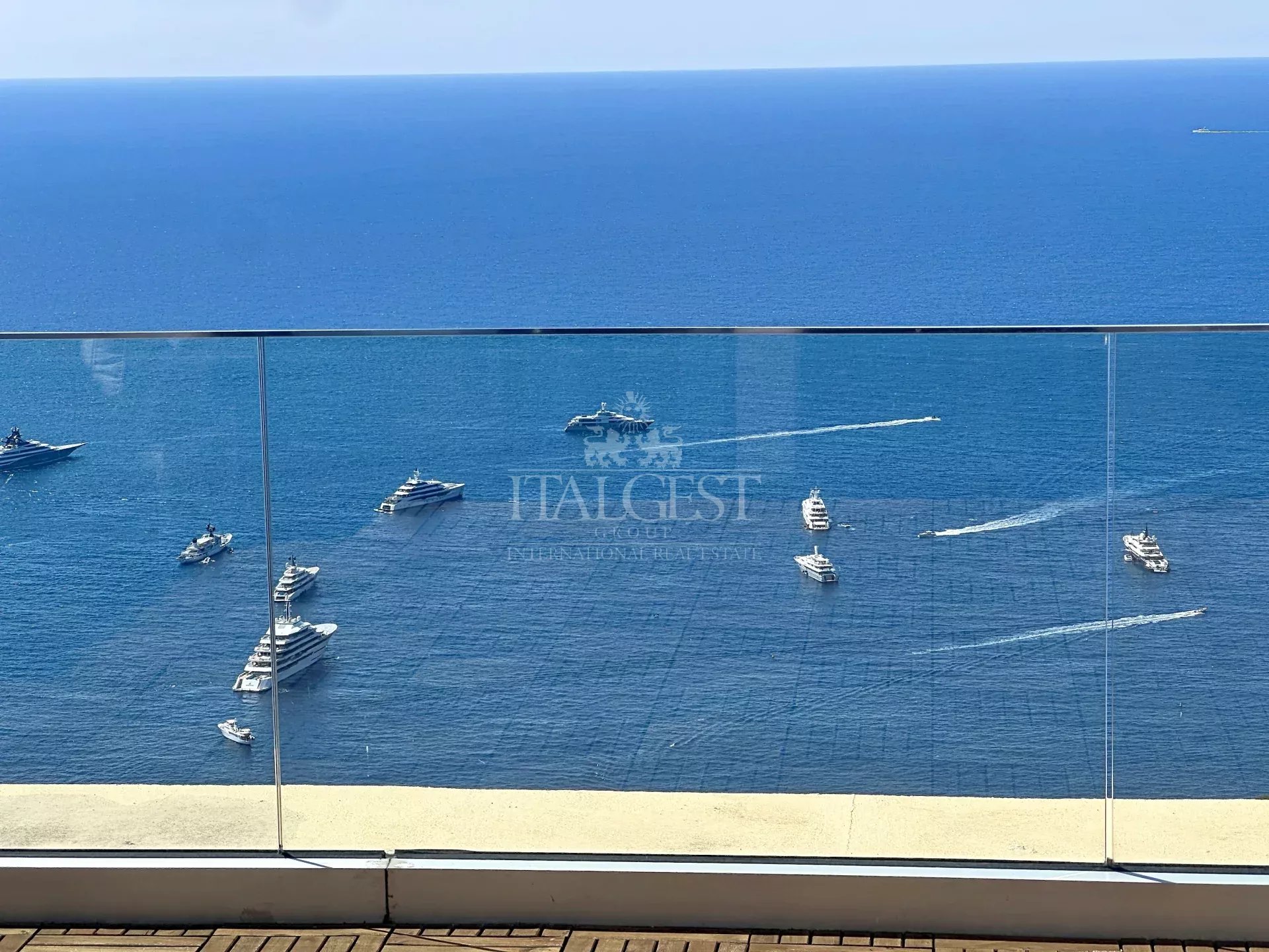 Un Cadre d’Exception face au Bleu et à Monaco!