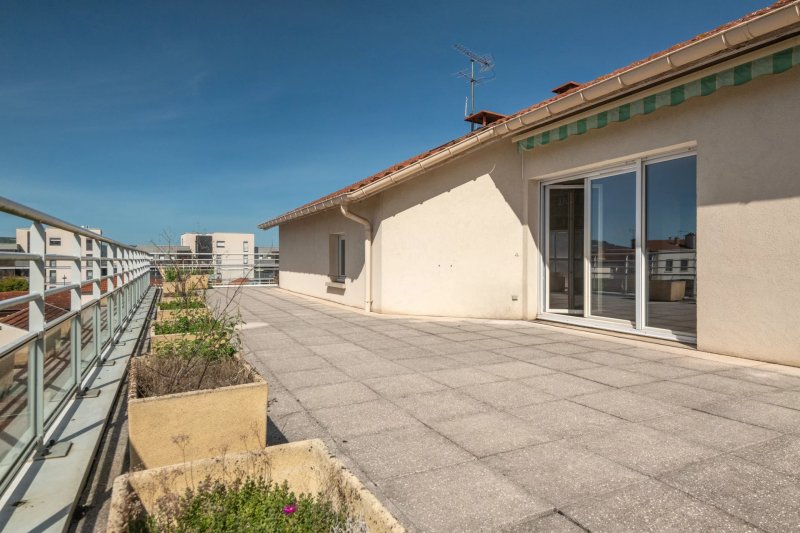 Sathonay Camp - 150.20 sqm duplex six-room apartment - 138 sqm terrace - cellars and 2 garages included