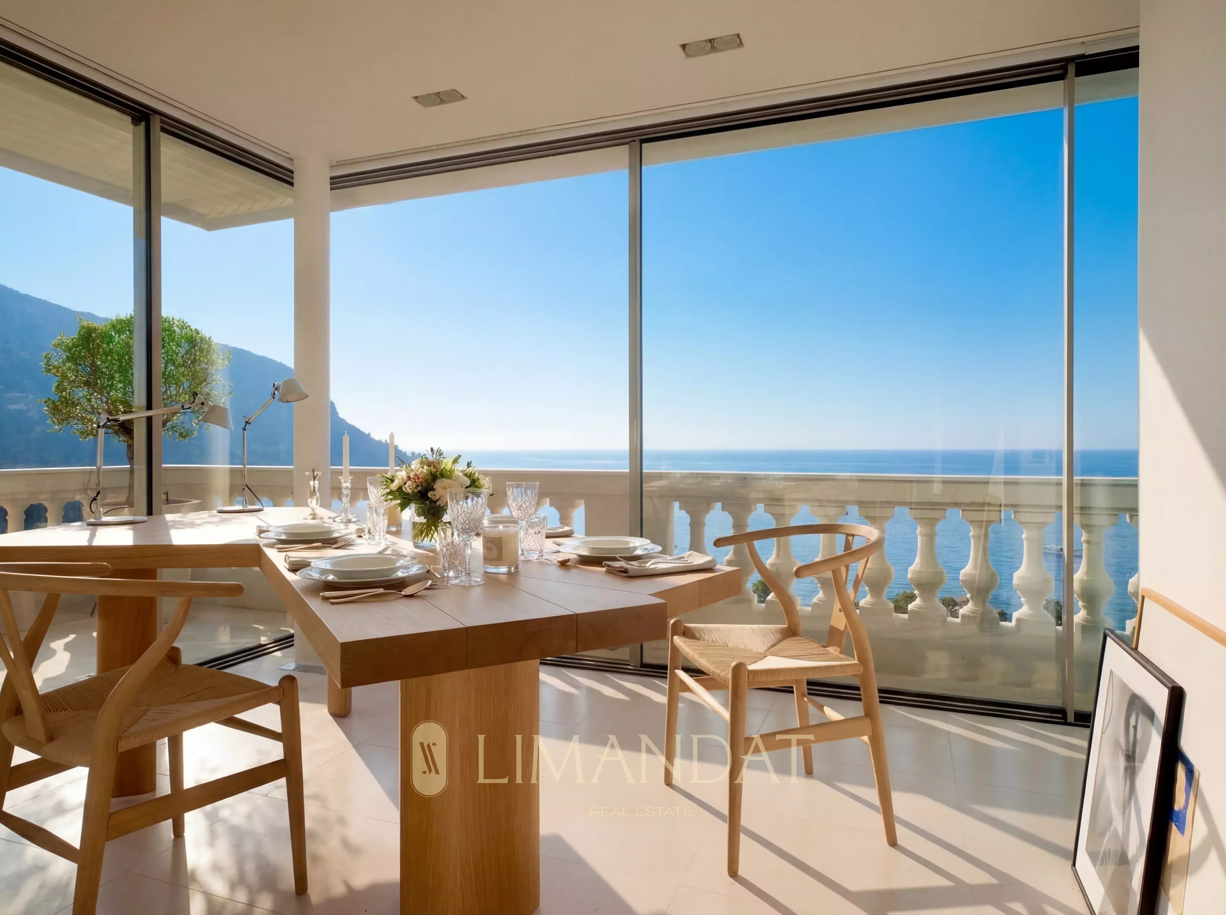 Eze proche Monaco  Villa d'architecte 138 m², vue panoramique mer