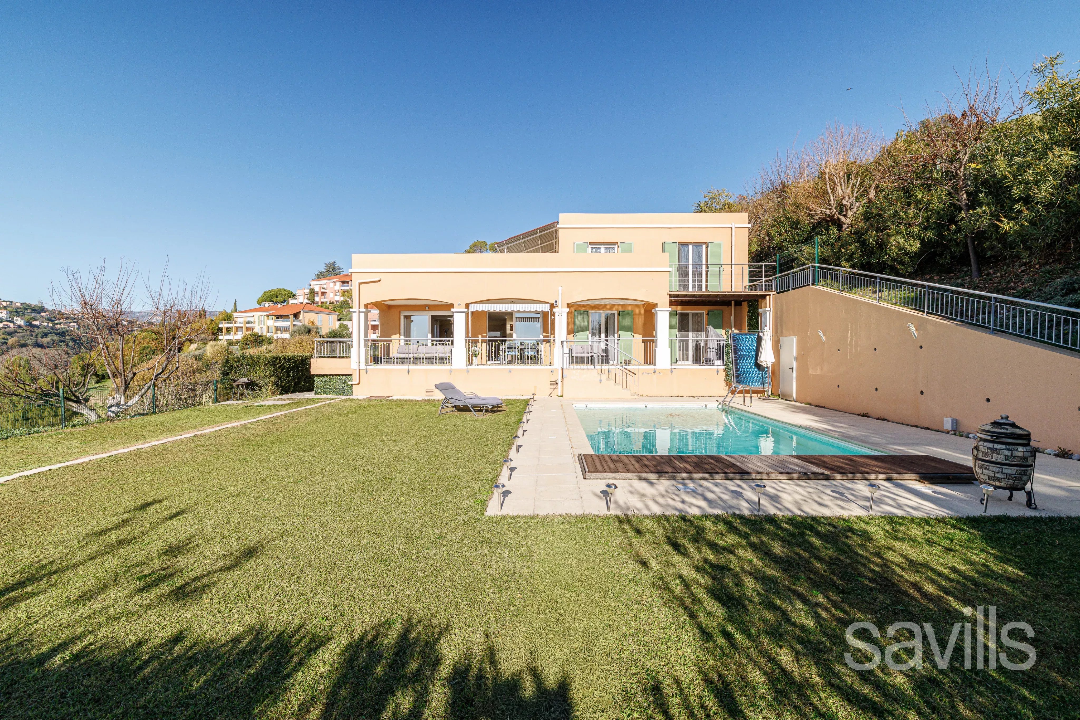 Maison moderne avec vue mer dans domaine