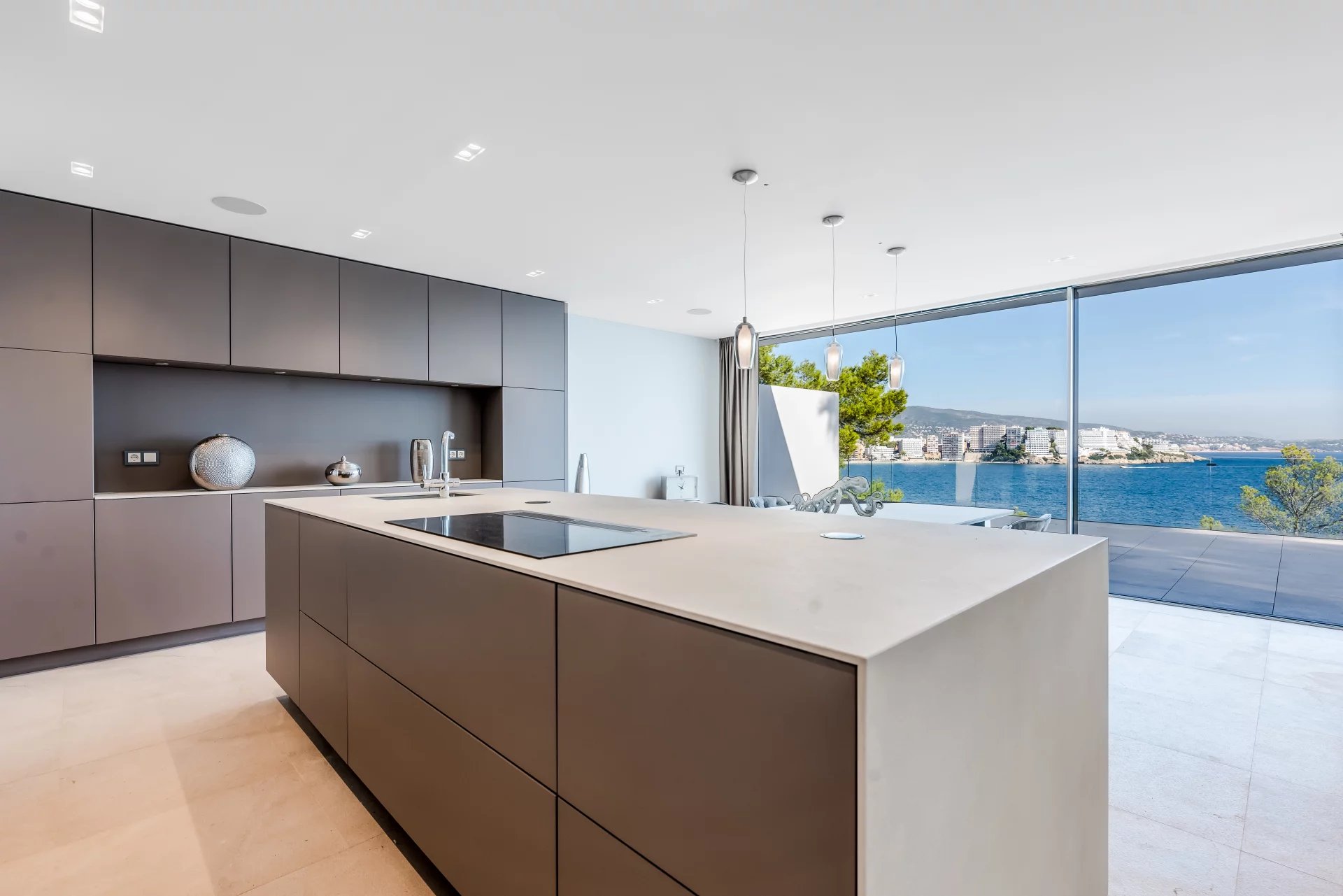 Spectacular villa on the seafront