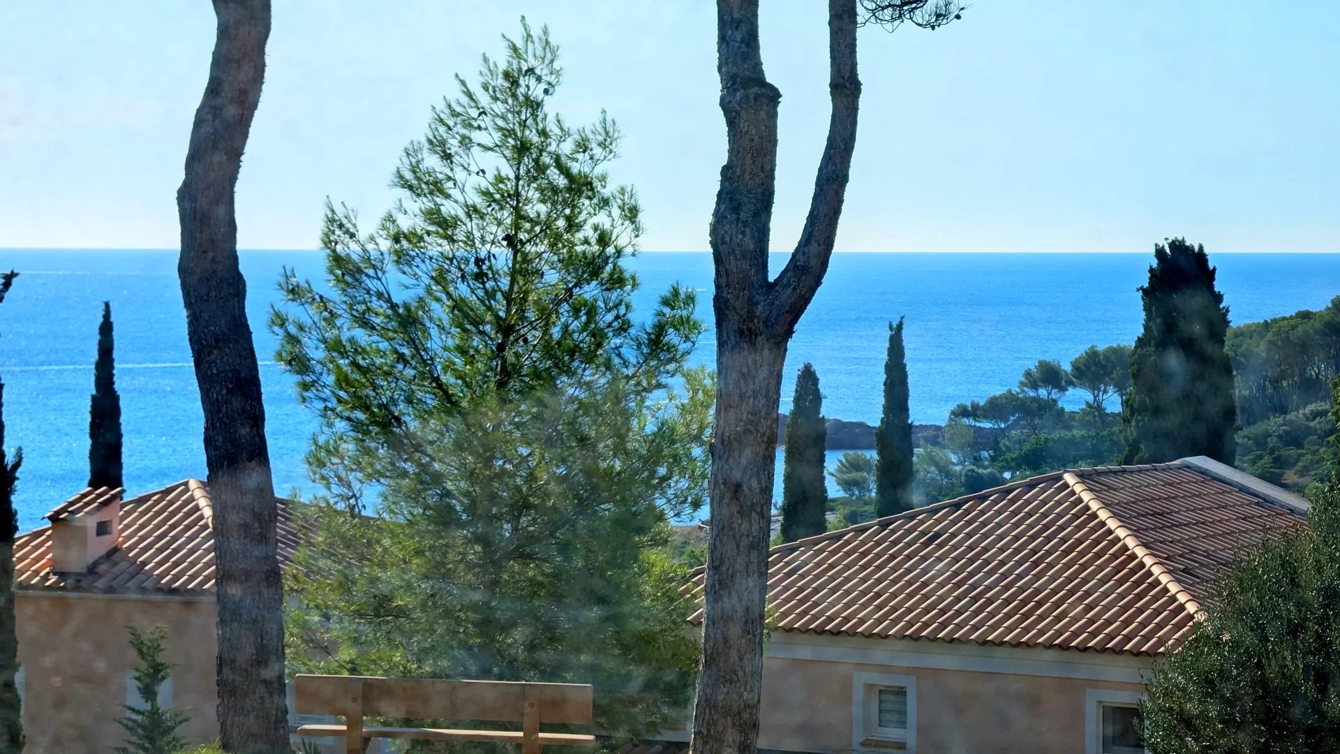 AGAY CAP ESTEREL A VENDRE MURS COMMERCIAUX VUE MER. POSSIBILITE DE FAIRE UN APPARTEMENT