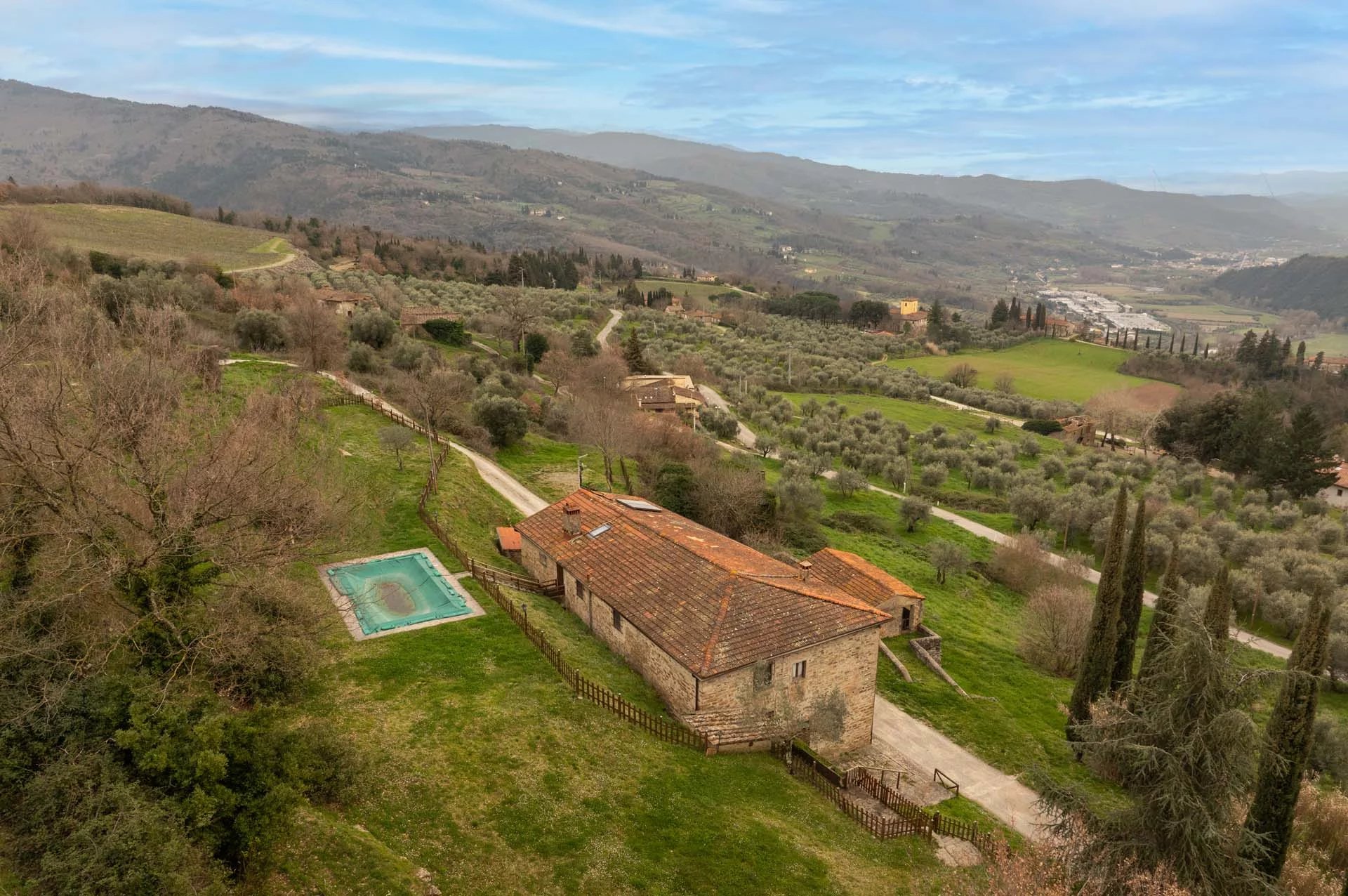 TENUTA CON TRE PODERI AGRICOLI IN VENDITA A UN'ORA DA FIRENZE