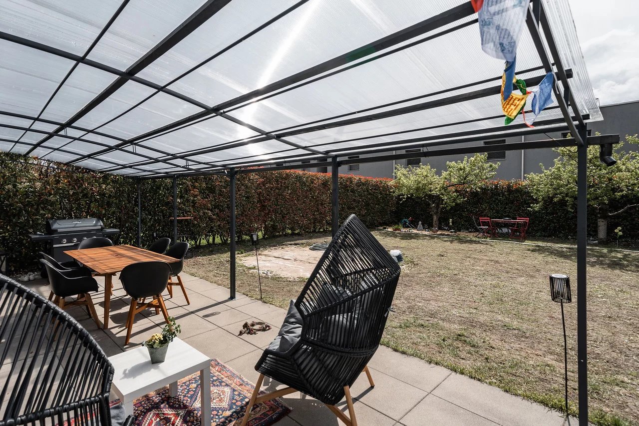 Semi-detached duplex + basement, with garden