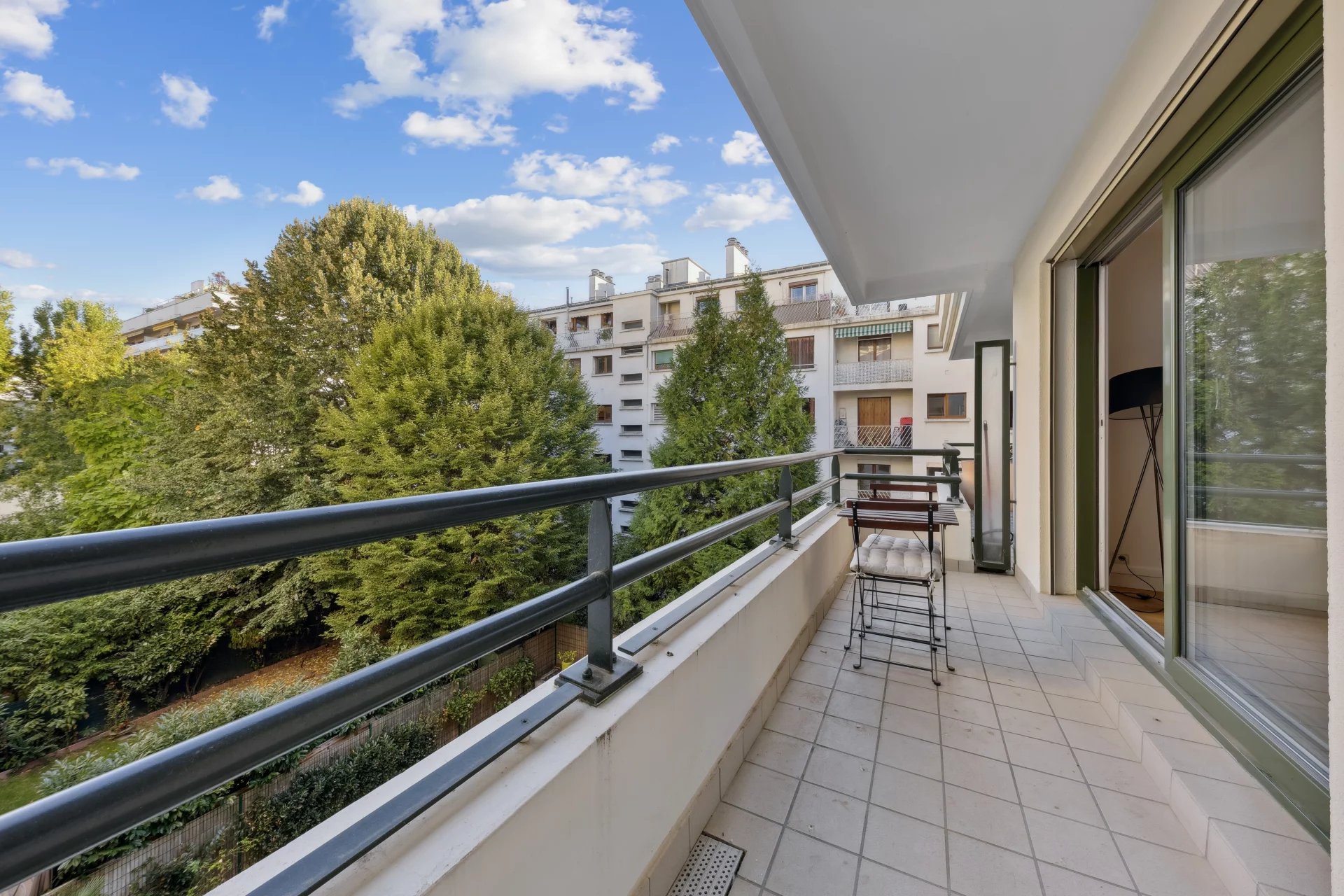Boulogne-Billancourt / (Porte de Saint-Cloud) - Deux pièces au calme - Immeuble de standing