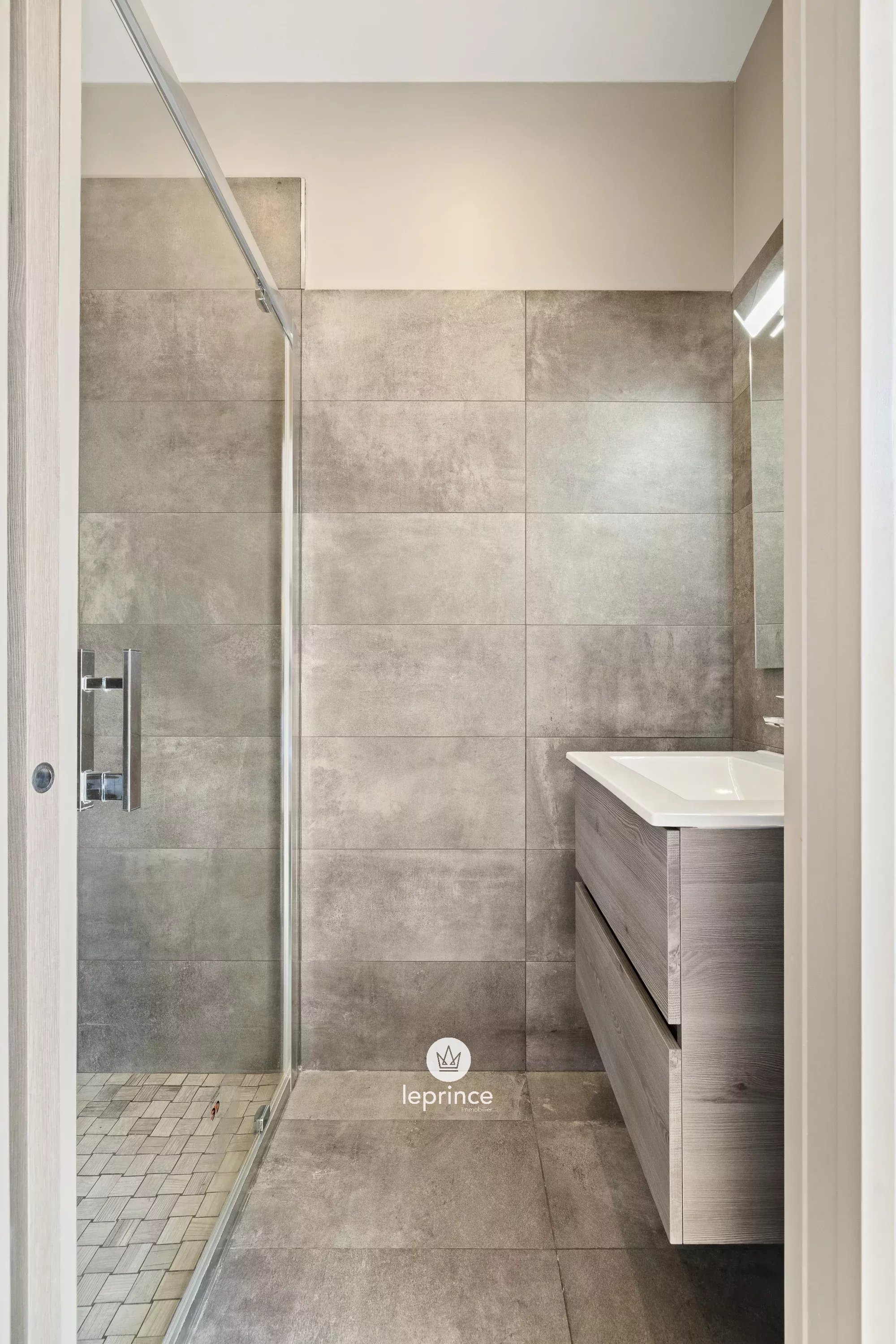 Cannes Pointe Croisette – 5-Room Dual-Aspect Apartment – Terrace – Cellar and Garage