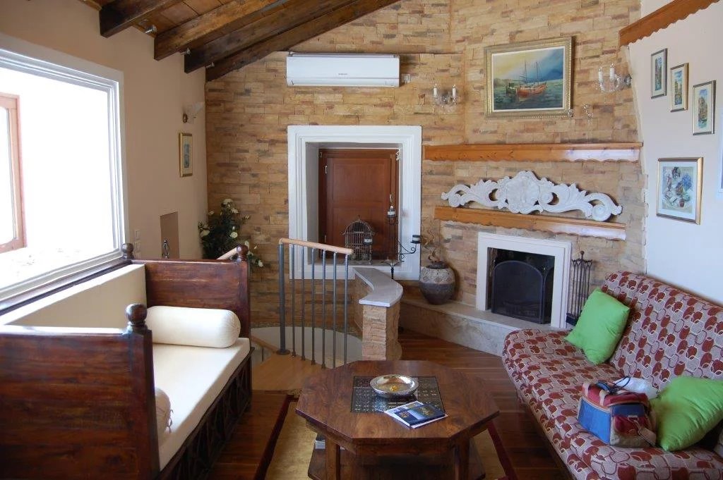 FOR SALE – FULLY RENOVATED TRADITIONAL HOUSE – IOULIDA, KEA