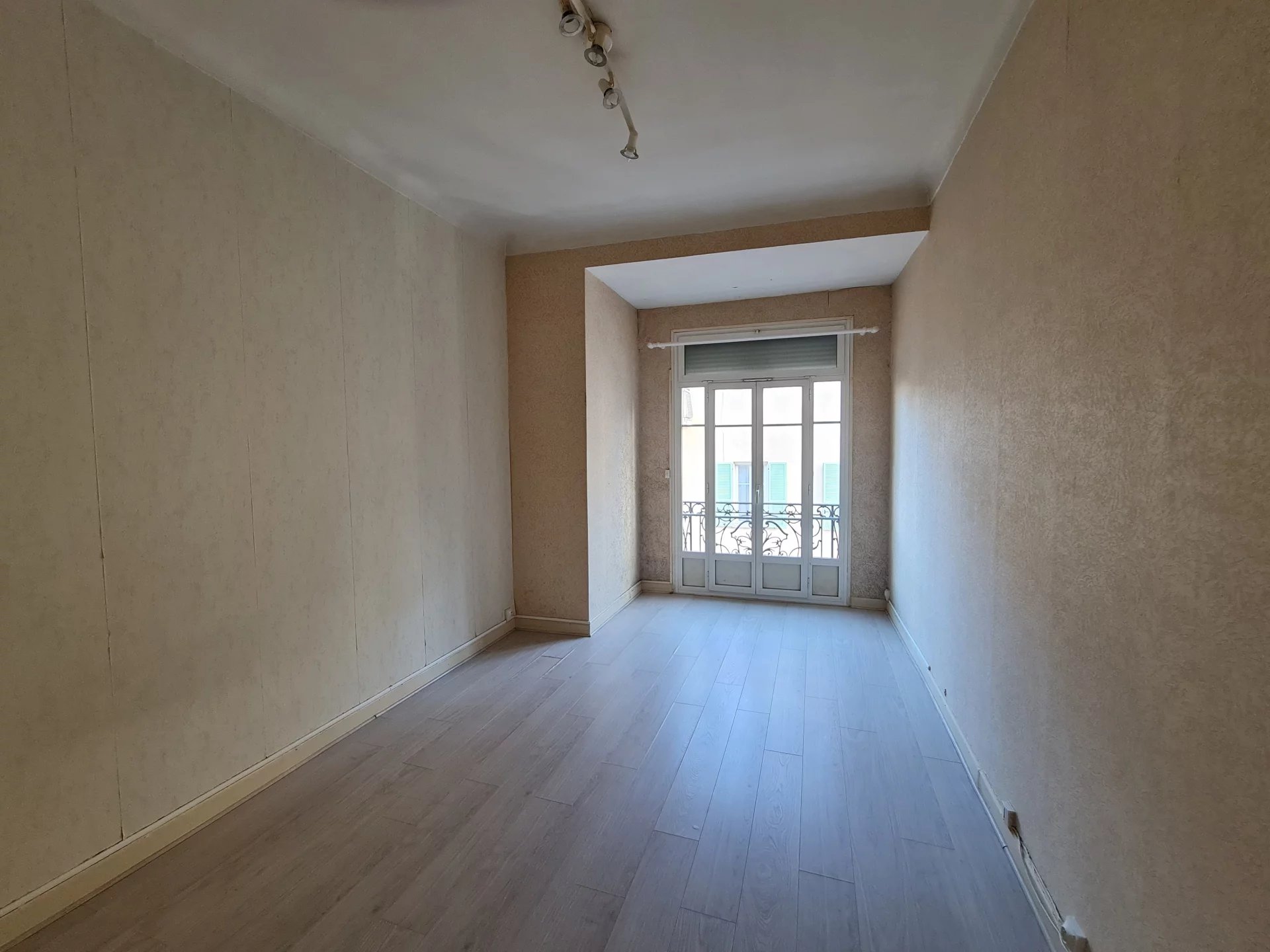 THREE-ROOM APARTMENT MENTON CITY CENTER