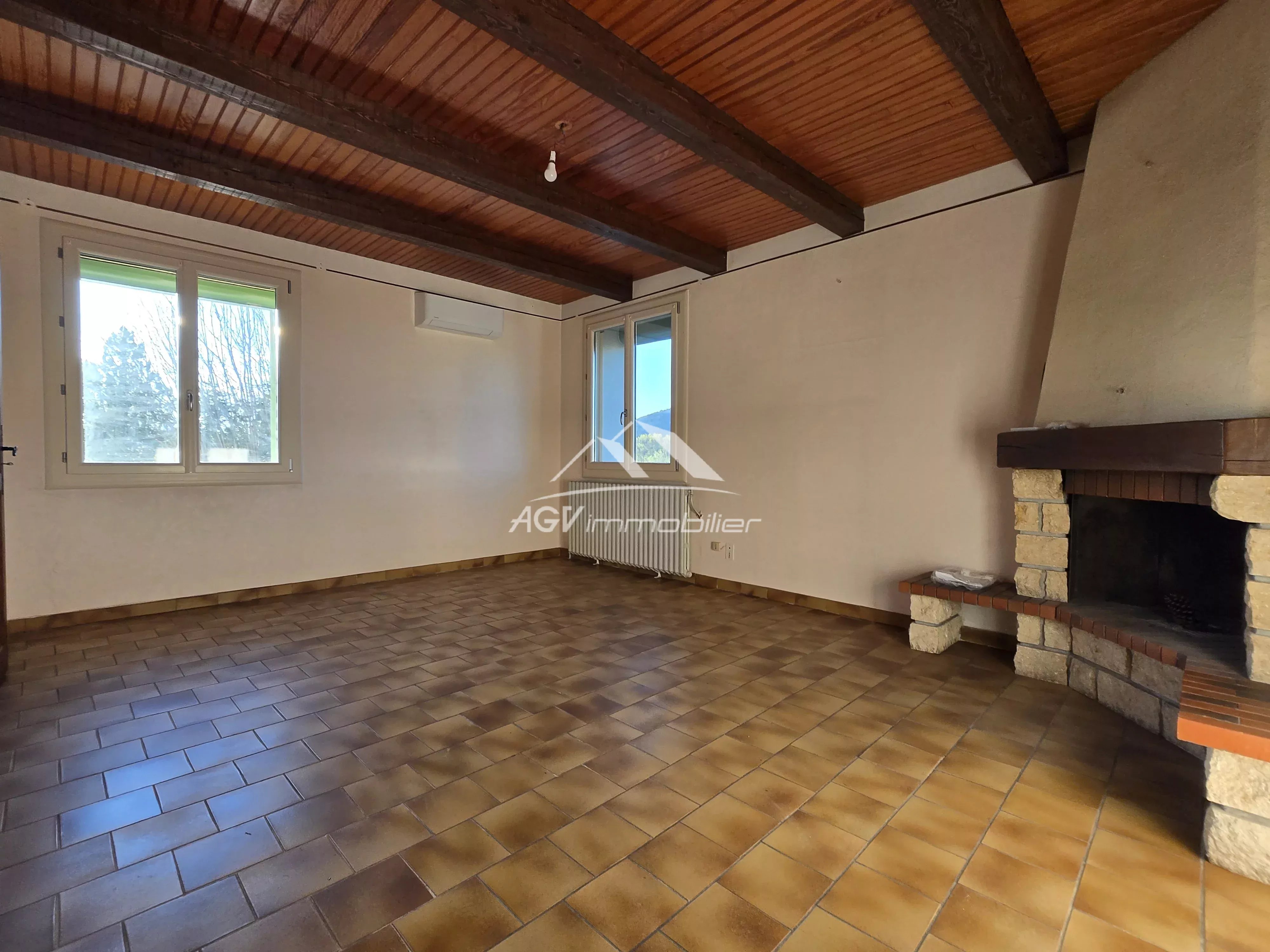 Maison en pierres, 2 logements,double garage