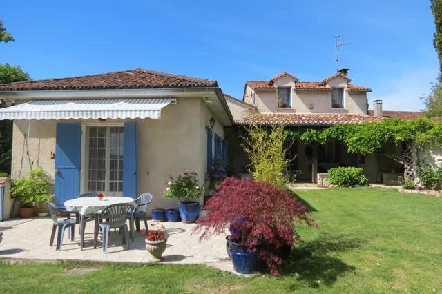 Maison rénovée avec piscine et 2 gîtes dans un cadre magnifique