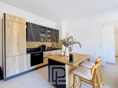 Within a recent residence – Close to all everyday amenities – Three bedroom apartment with a private garden — photo 3 of 7