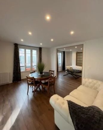 Paris 18e – Montmartre / Abbesses – 3 pièces rénové – Rue des Tr - Image Array