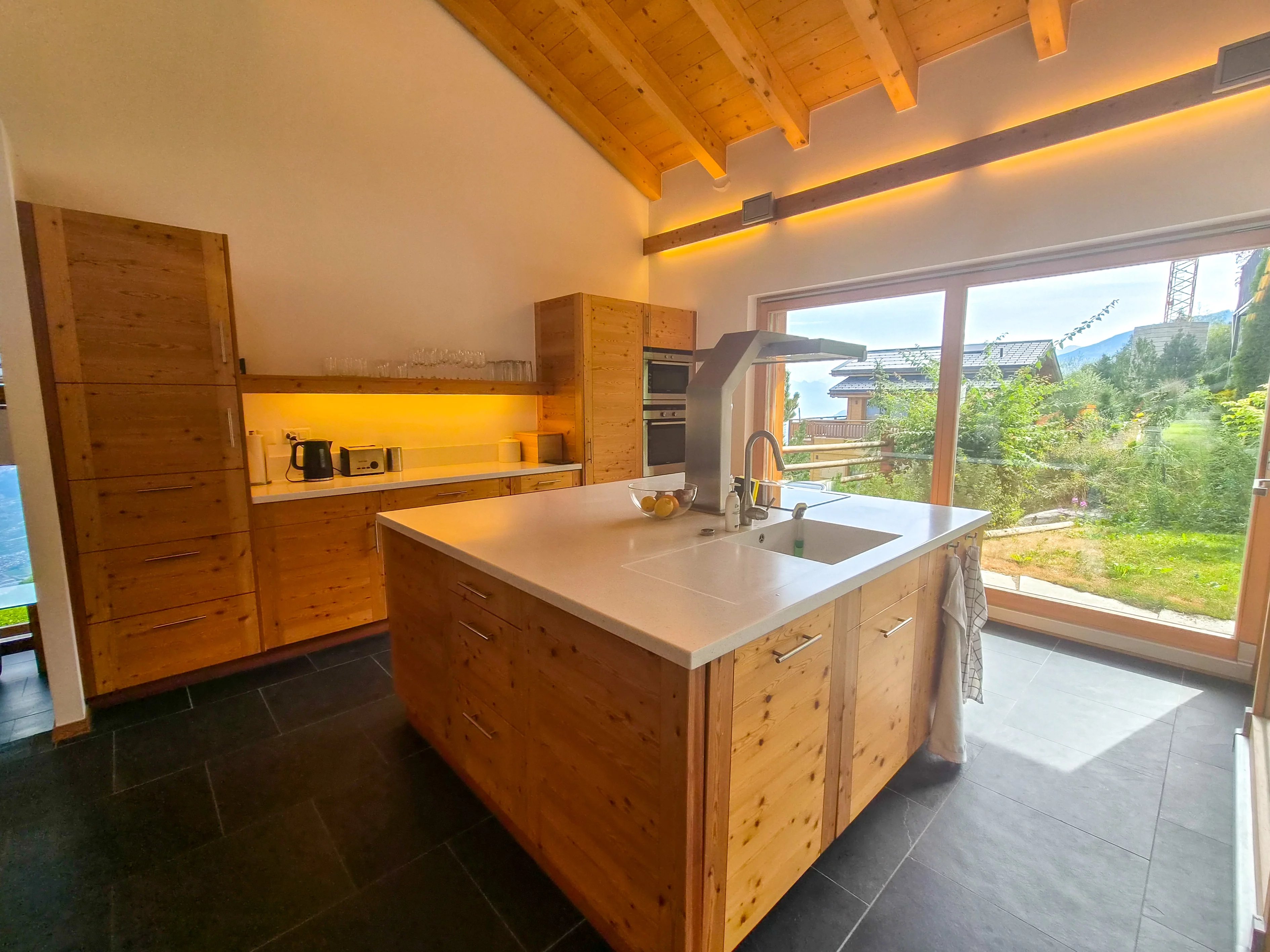 Chalet d'exception au bord du bisse et proche des pistes de skis, à Nendaz !