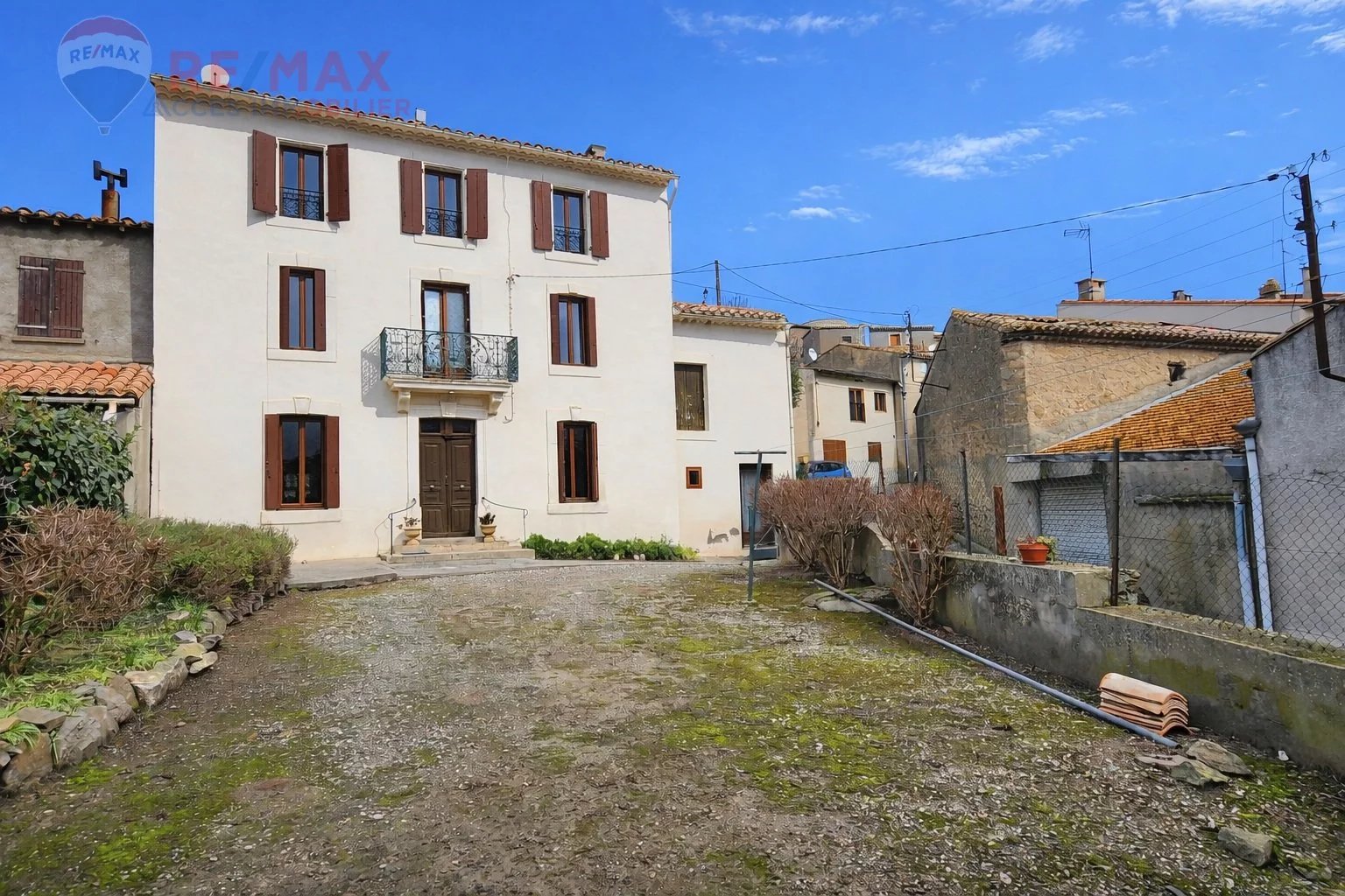 MAISON BOURGEOISE EN PIERRE DE TYPE 6 AVEC GARAGE ET JARDIN ATTENANT