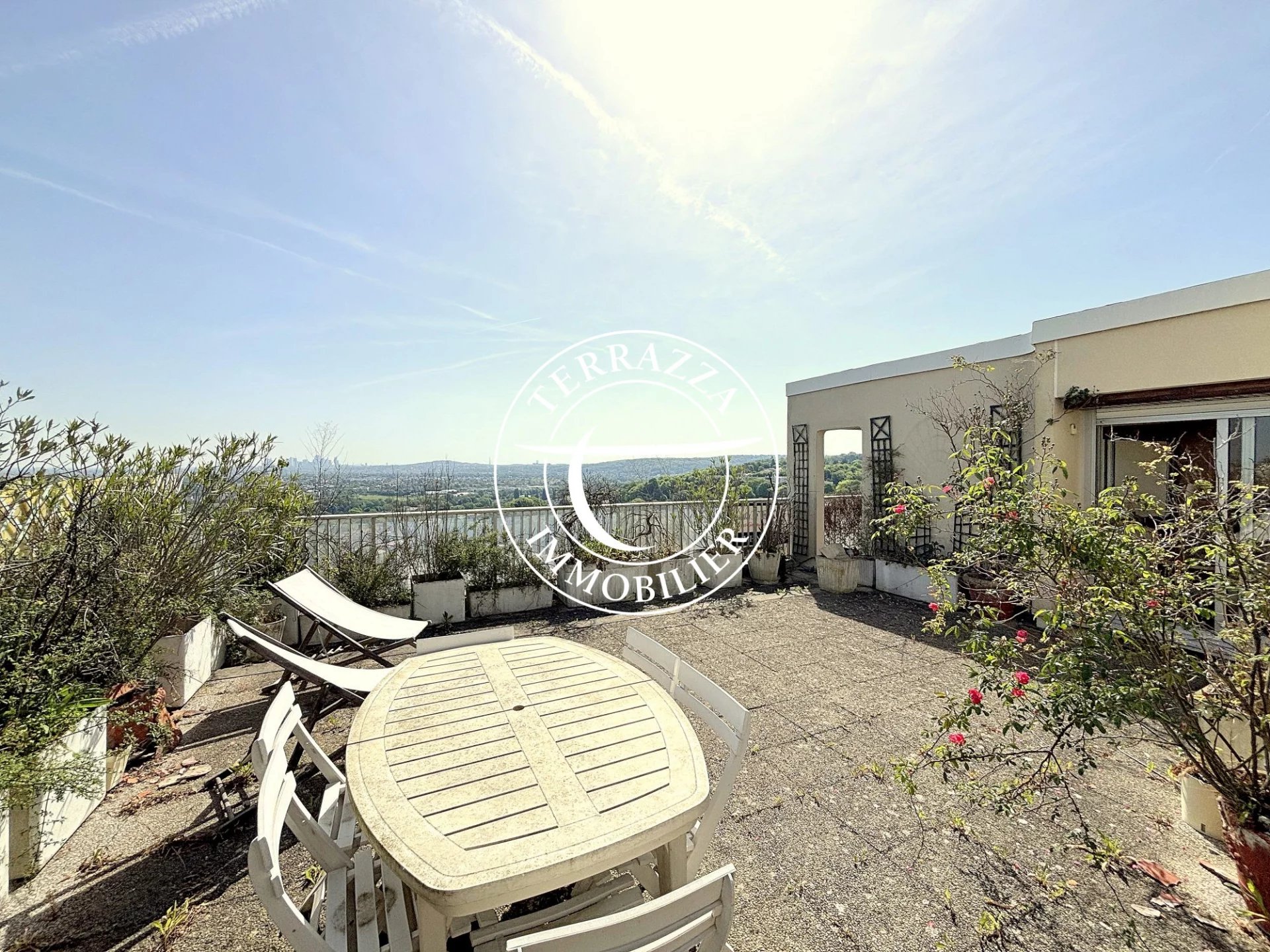 Appartement 6 pièces + terrasse dernier étage Marly le Roi