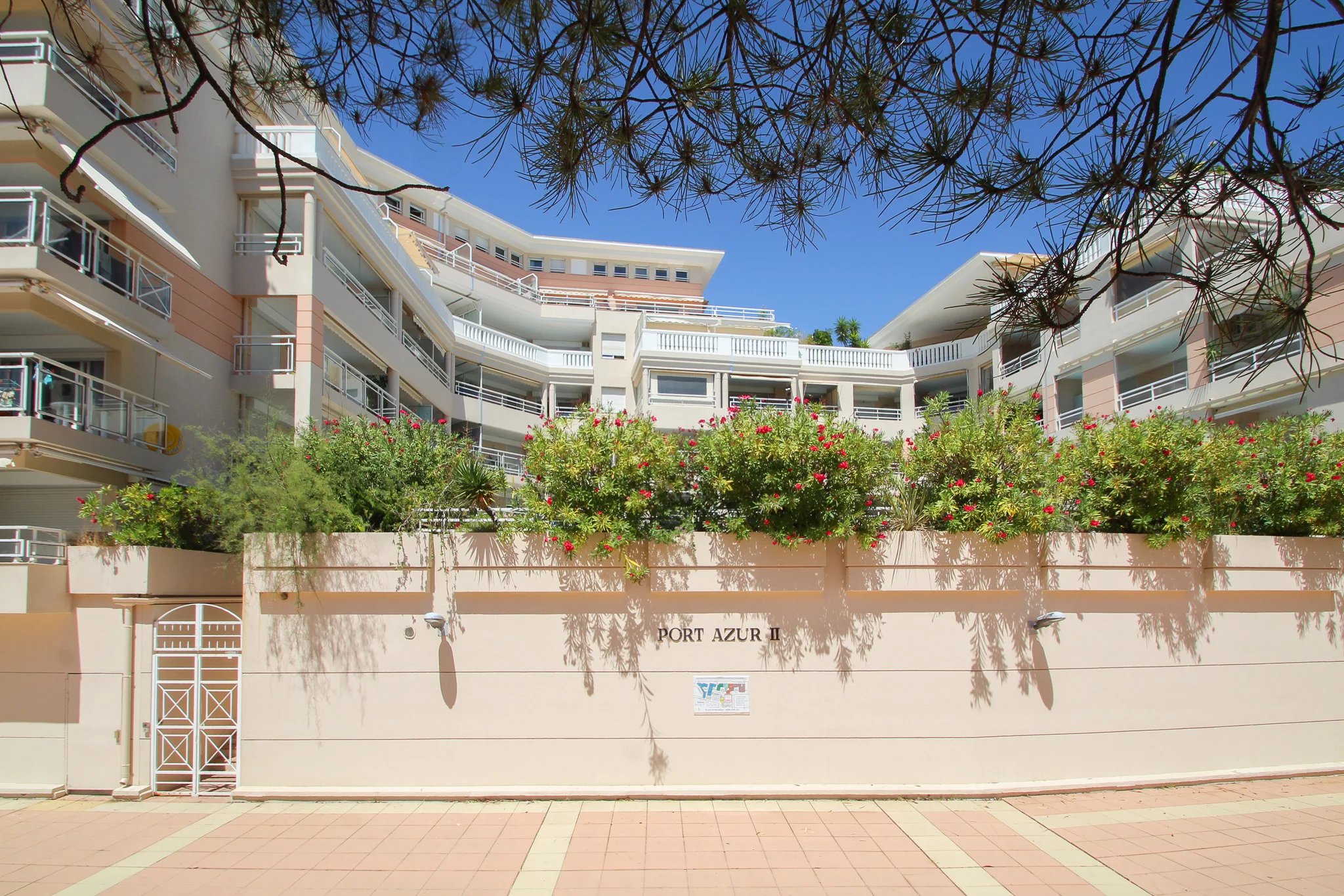 Charmant appartement 2 pièces de plain-pied (avec parking) à deux pas de la mer  Golfe-Juan