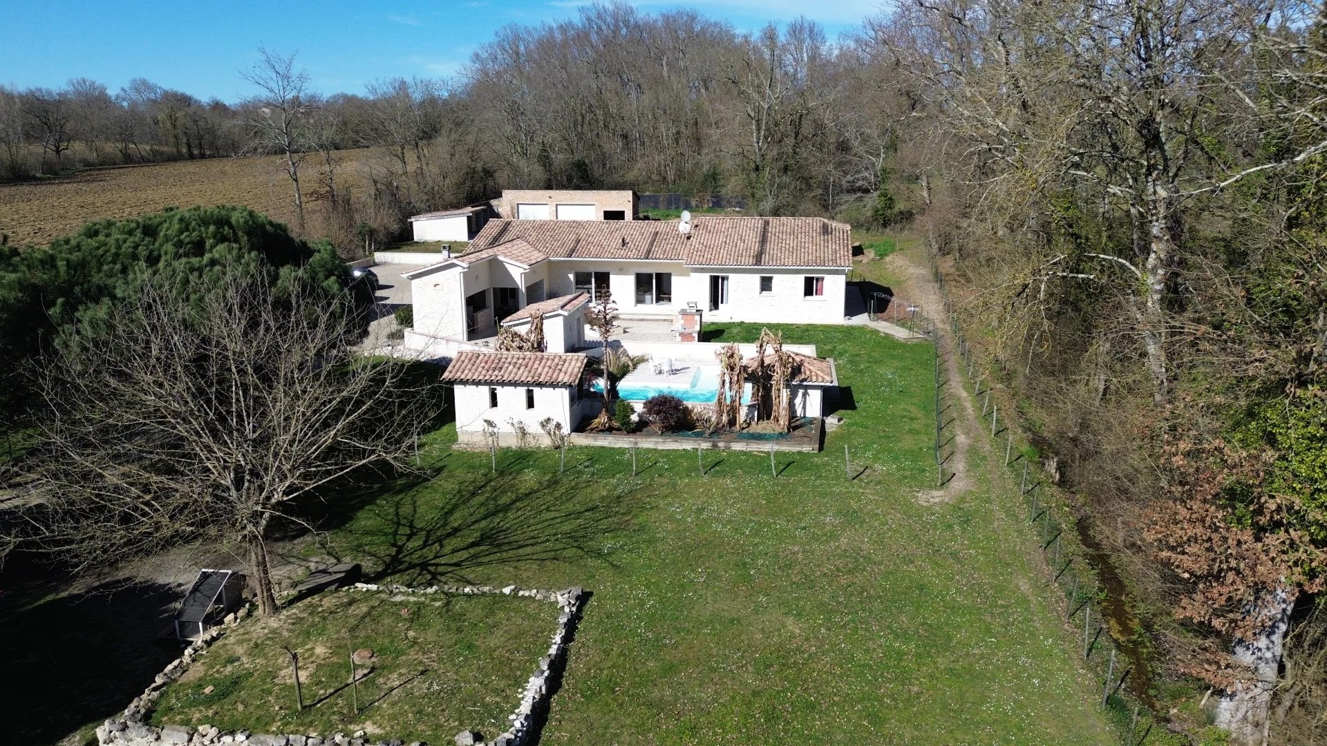 Villa récente 4 chambres et un studio