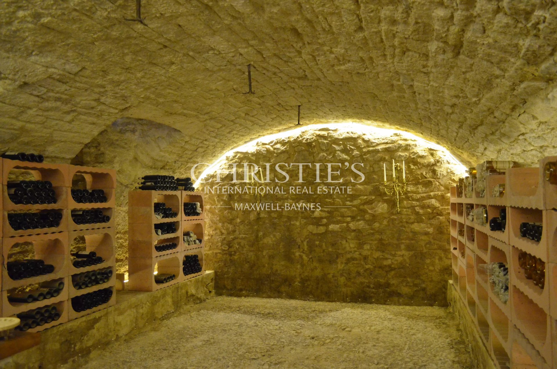 8 Bedroom Vineyard's Image 10