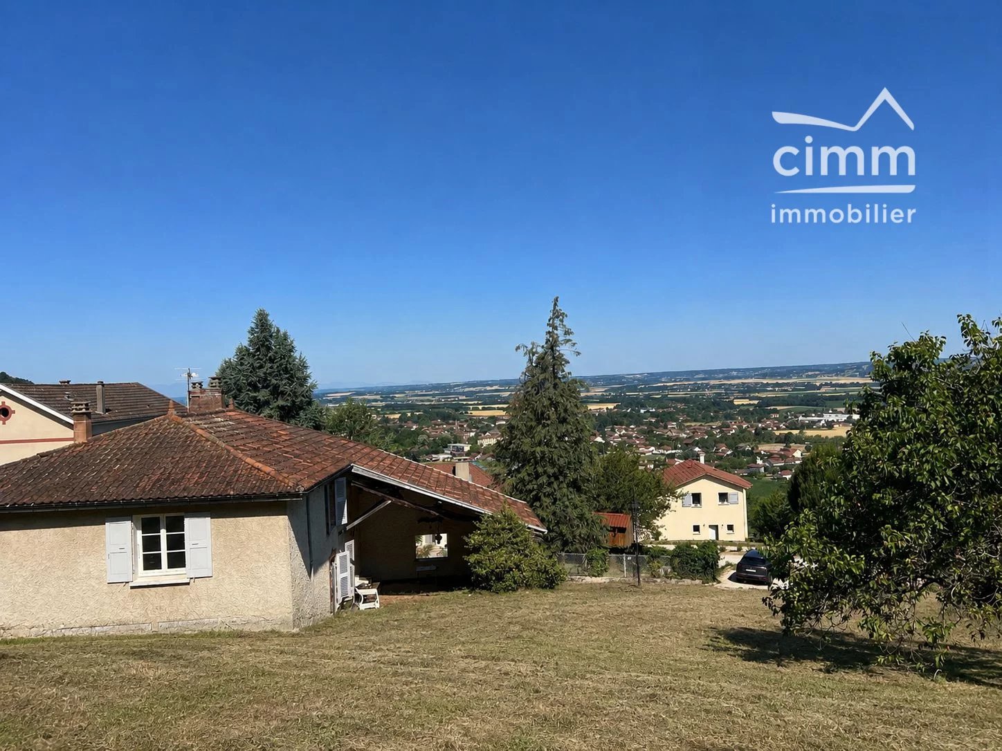Maison de caractère avec vue dégagée, terrain et dépendance