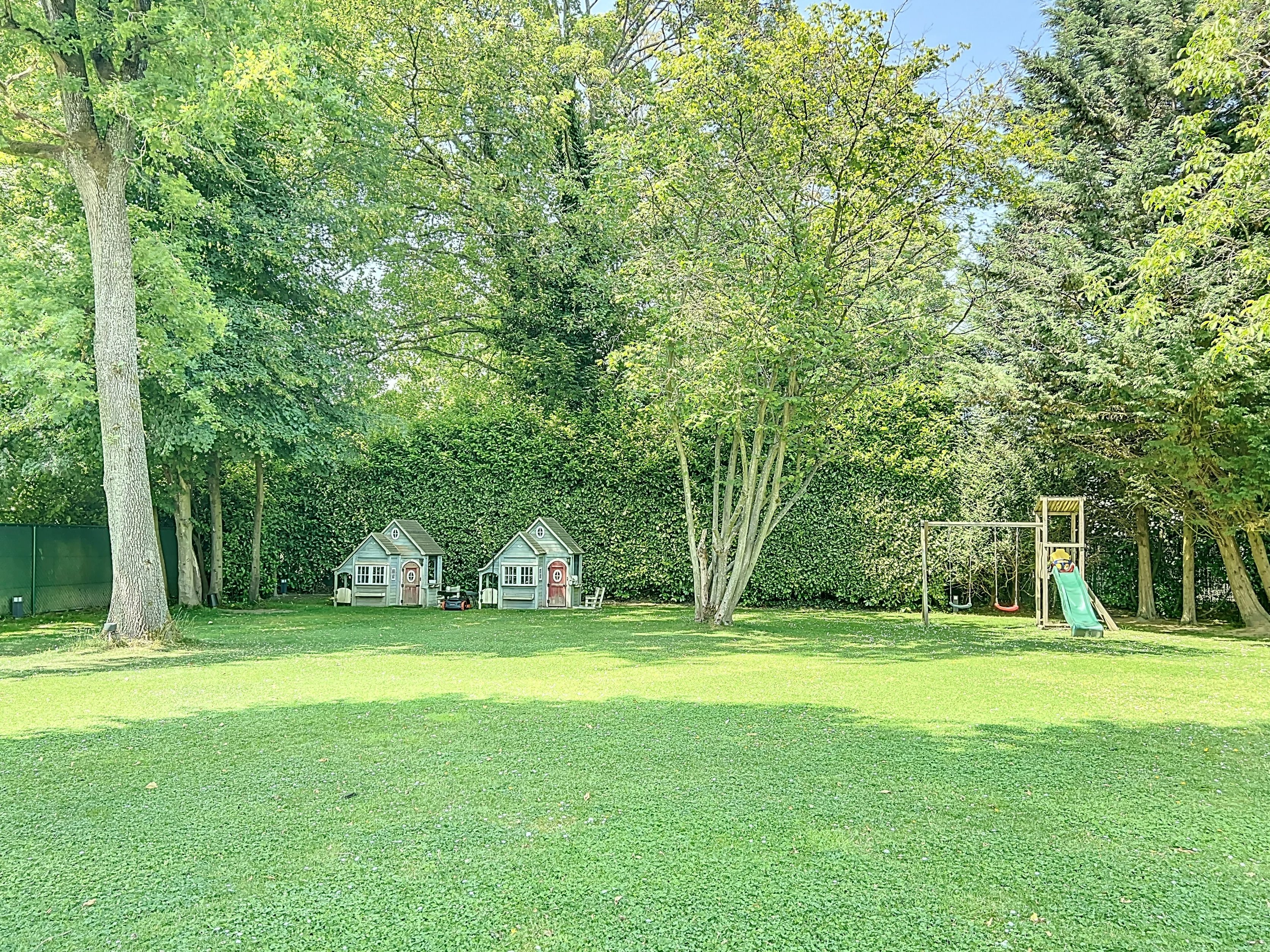 Prachtig huis in zijn groene omhulsel