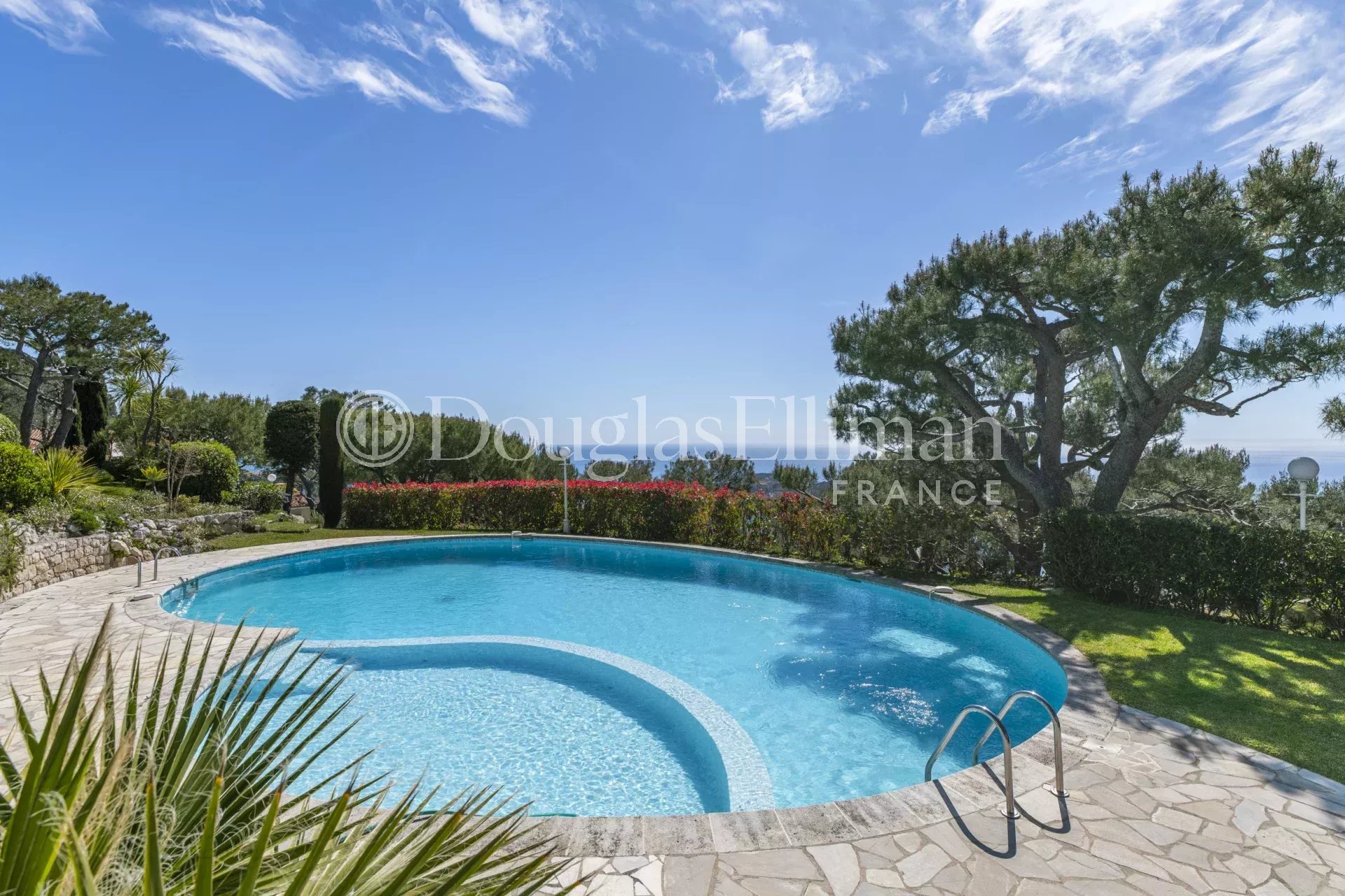 VILLEFRANCHE-SUR-MER – Superbe duplex avec vue mer - Image nᵒ2