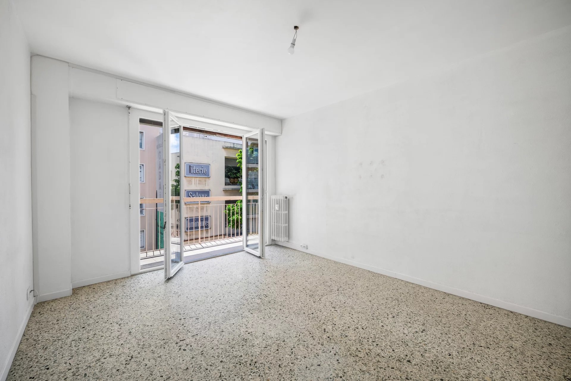 ANTIBES - 3 PIECES - AVEC BALCON ET PARKING