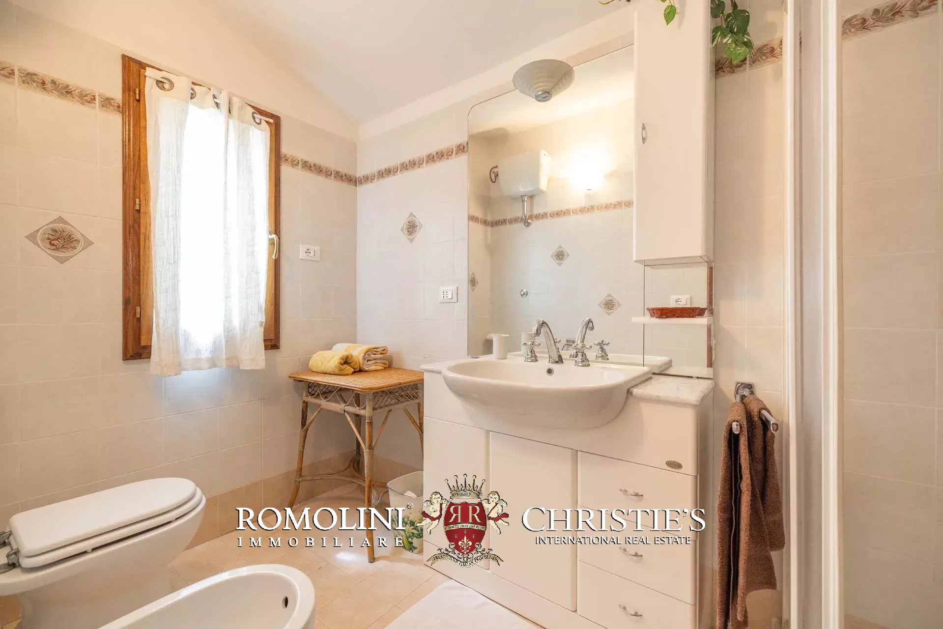 7 Bedroom Villa/Townhouse's Image 32