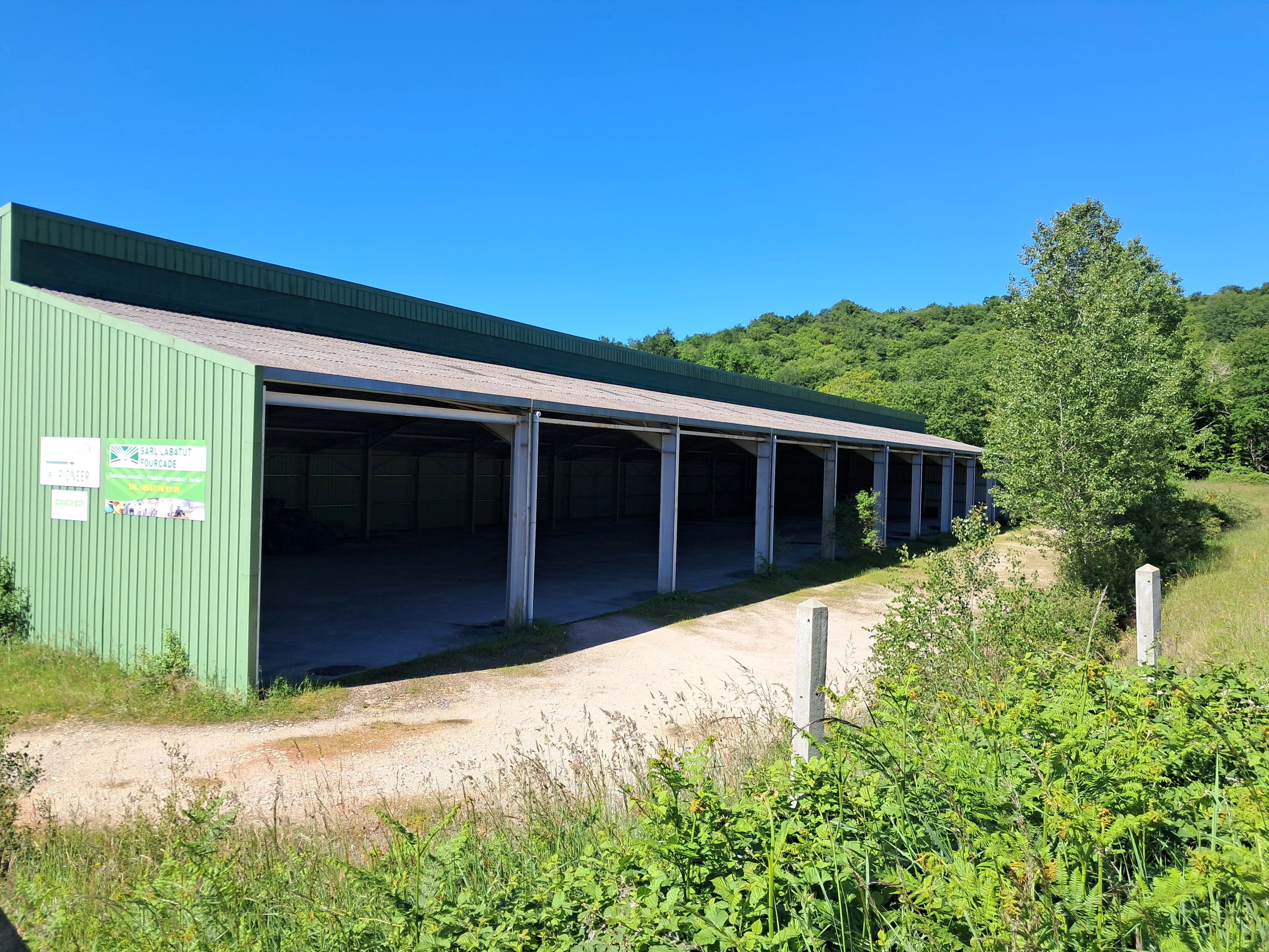HANGAR DE 2200m² à AURIGNAC