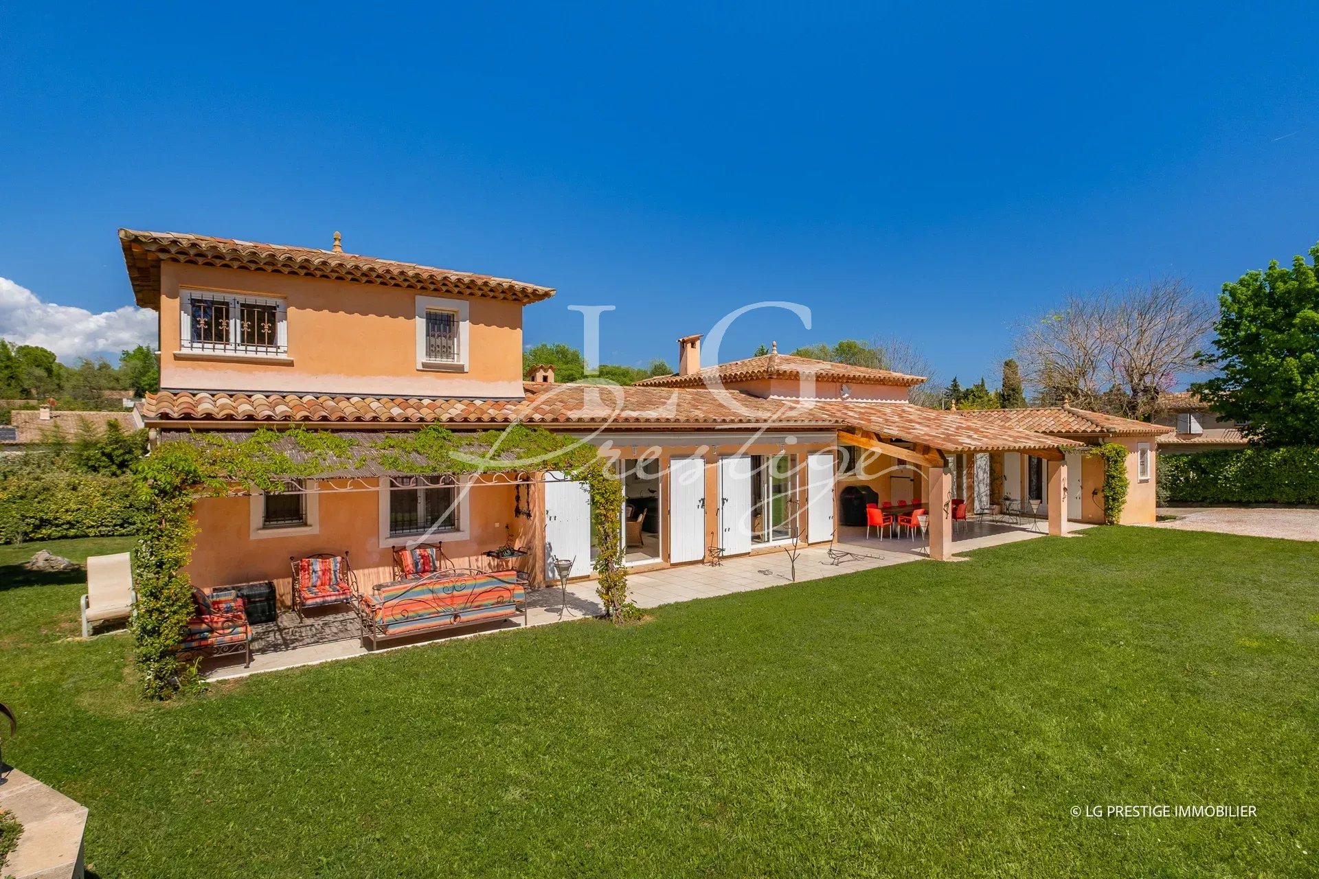 10 Rooms - 230m² - 7 Bedrooms