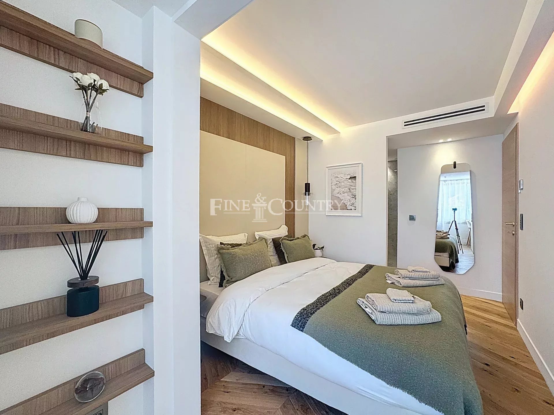 Photo of 3 BEDROOM APPARTEMENT  CANNES PALM BEACH