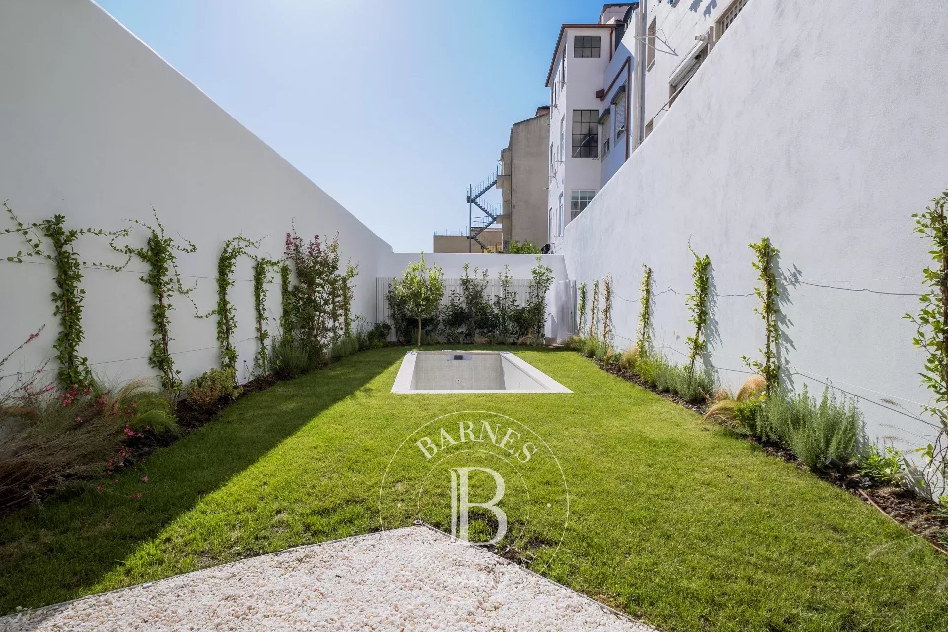Jardim e piscina privativos