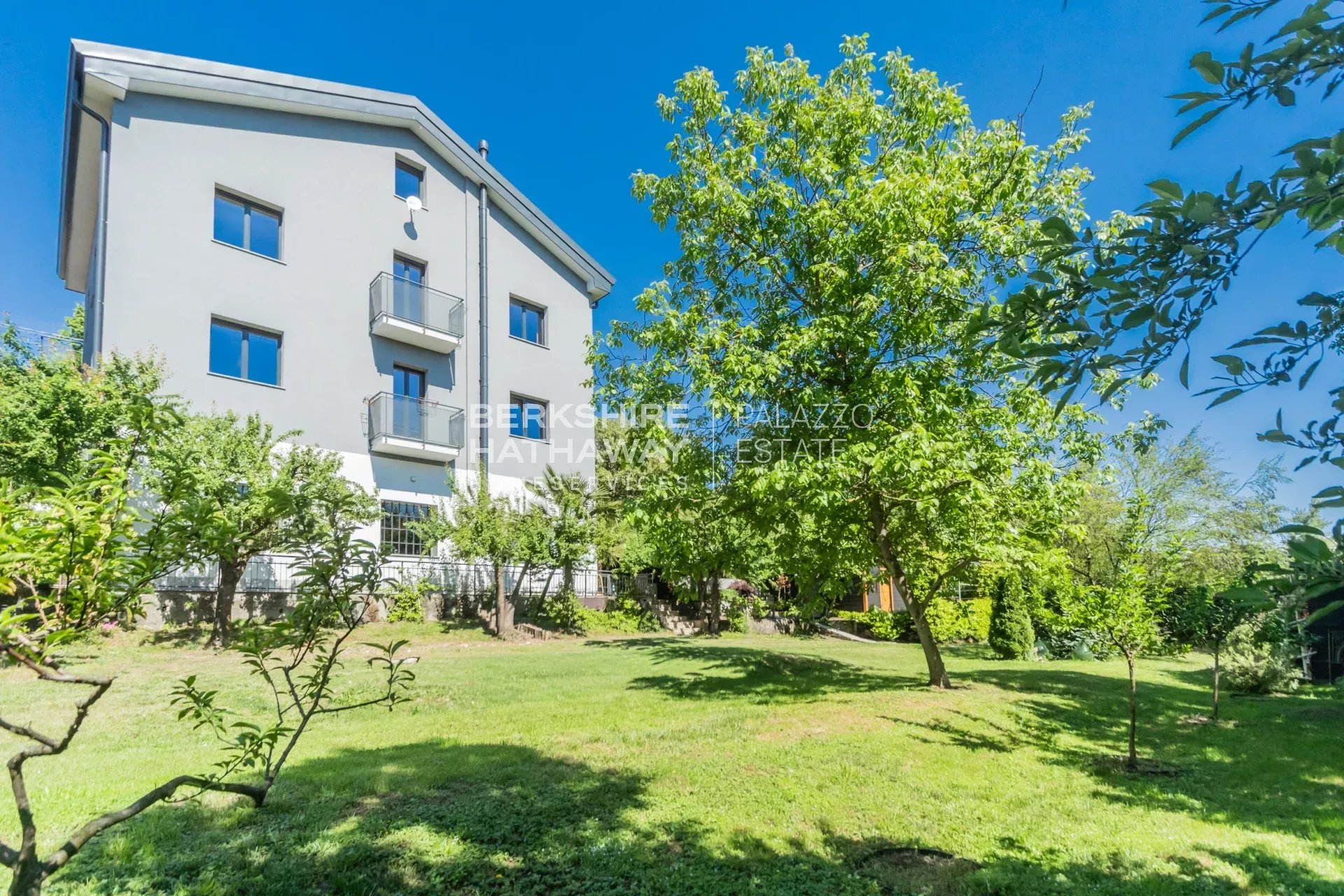 Villa bifamiliare con giardino a Biandronno, a pochi passi dal Lago di Varese