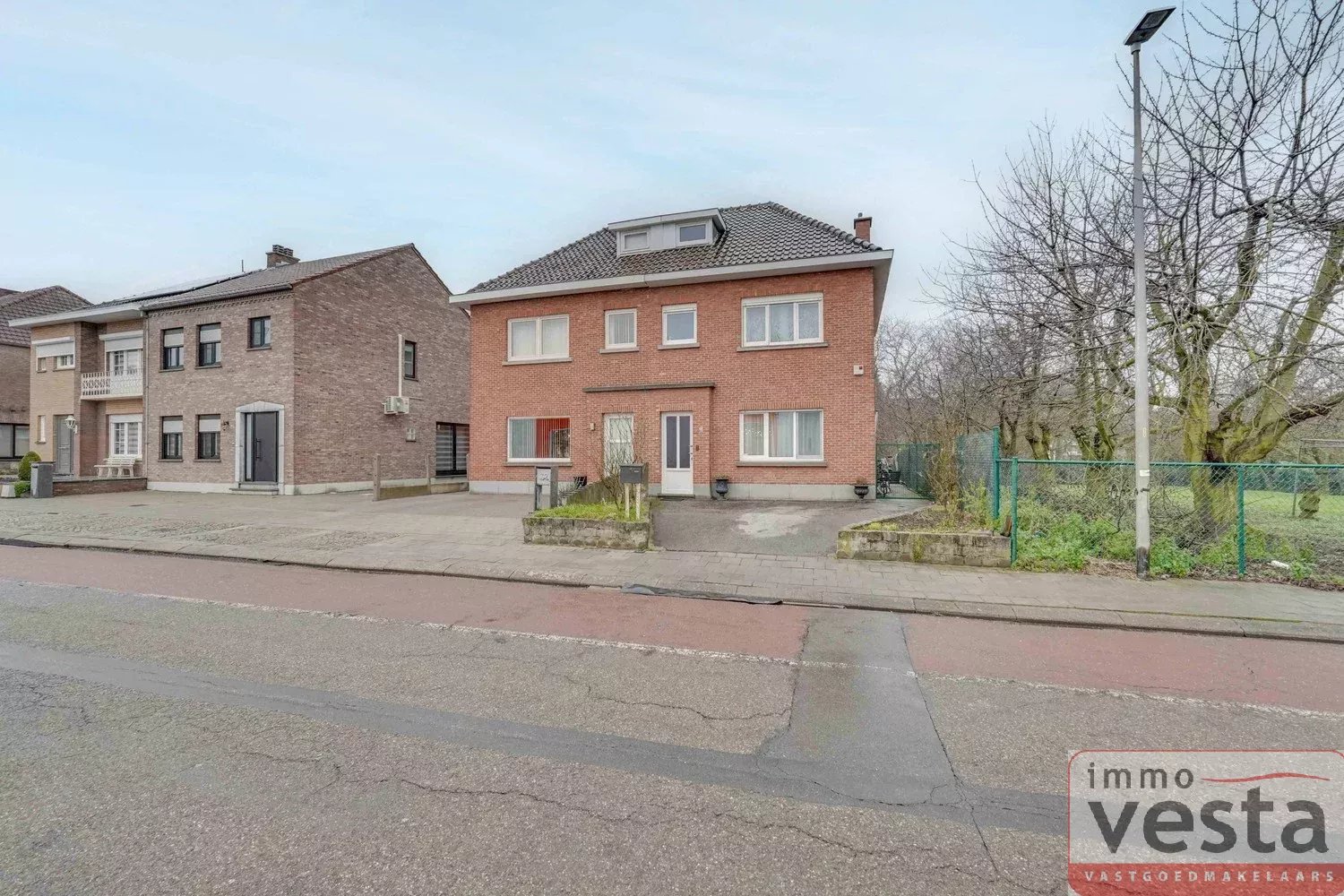 Ruime, te renoveren halfopen woning