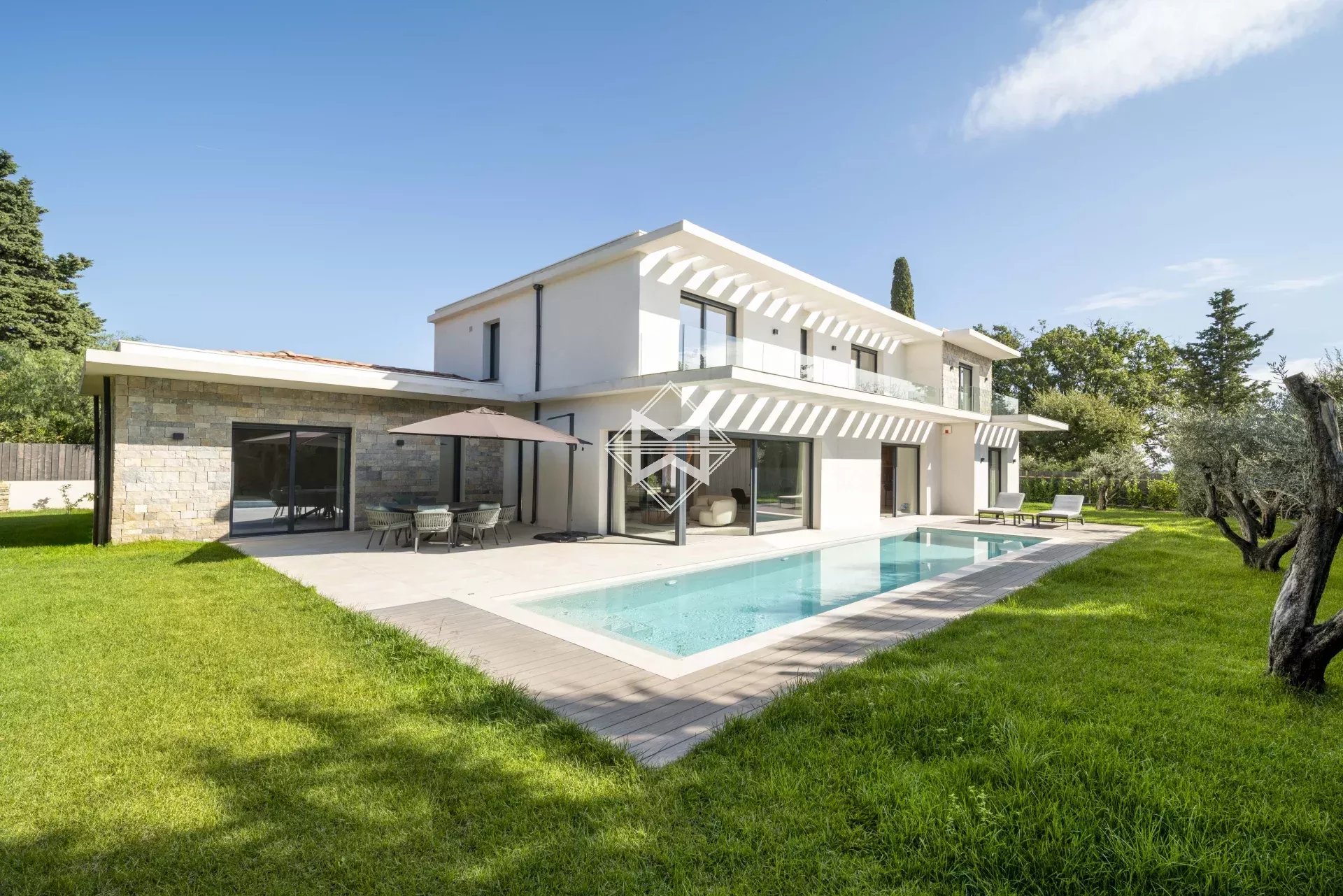 06250 MOUGINS VILLA