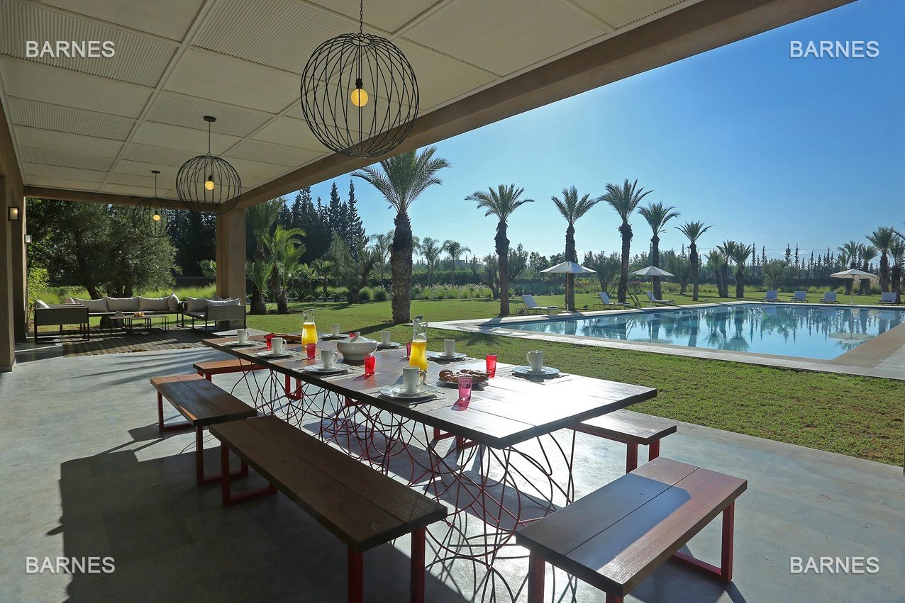 villa 10 minutes from downtown on a plot of 15 000 m² including 1500 m² of built area ... On the ground floor , entrance hall with Arabo -Andalusian fountain, guest cloakroom , living room, movie room
