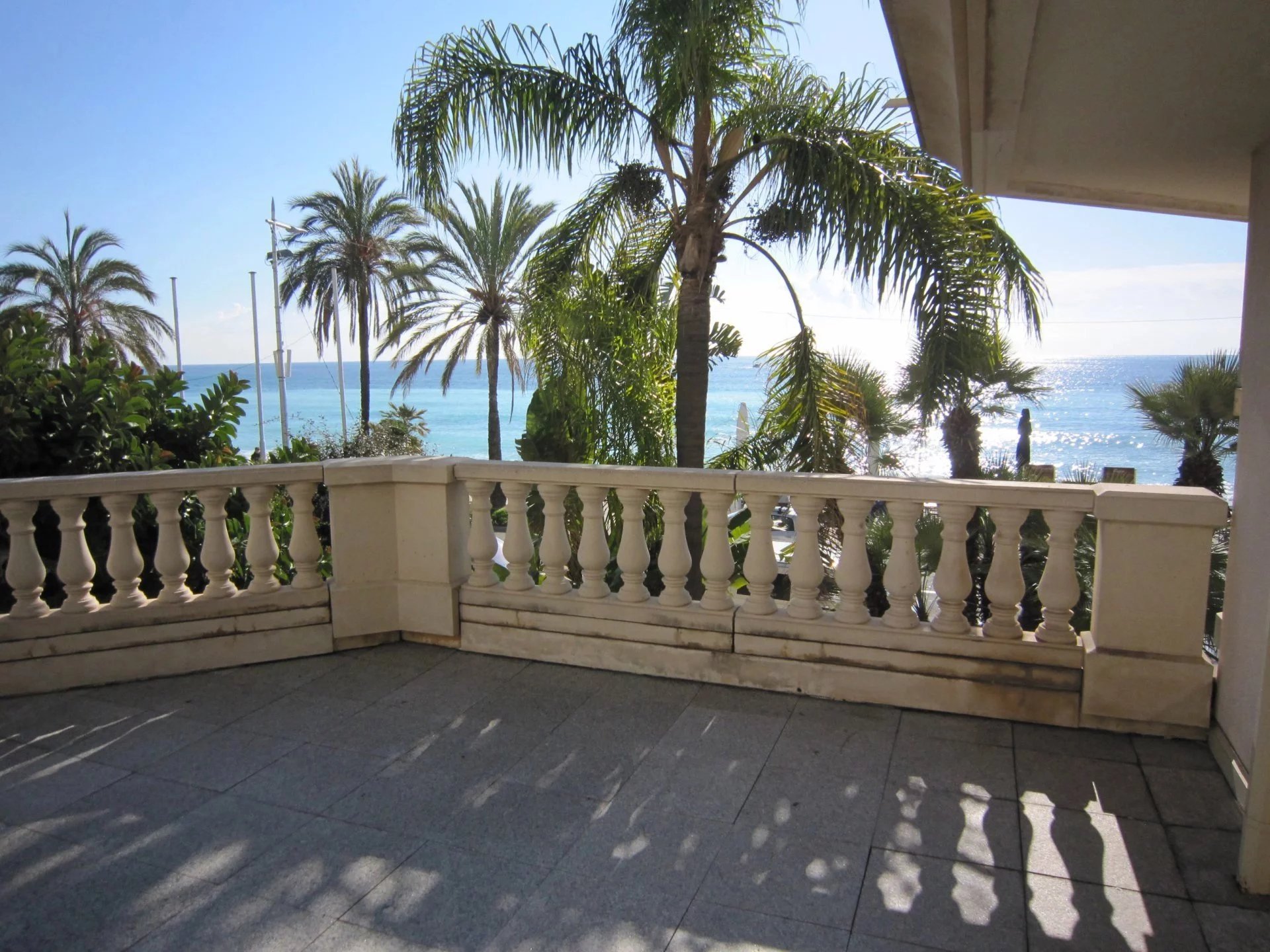 CITY CENTER - 3 ROOMS SEA VIEW