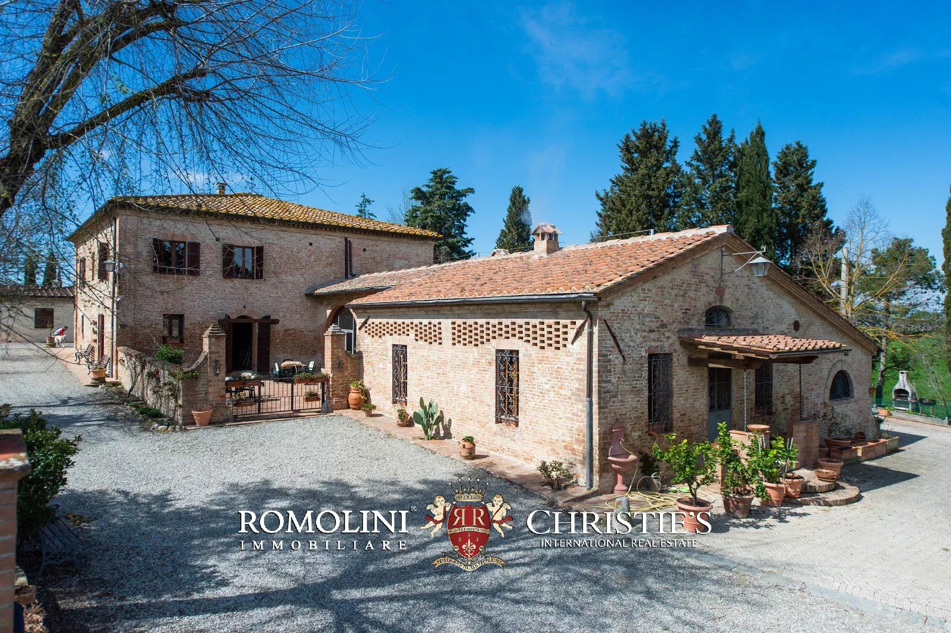 VILLA CON PISCINA E VIGNETO IN VENDITA A SIENA, TOSCANA