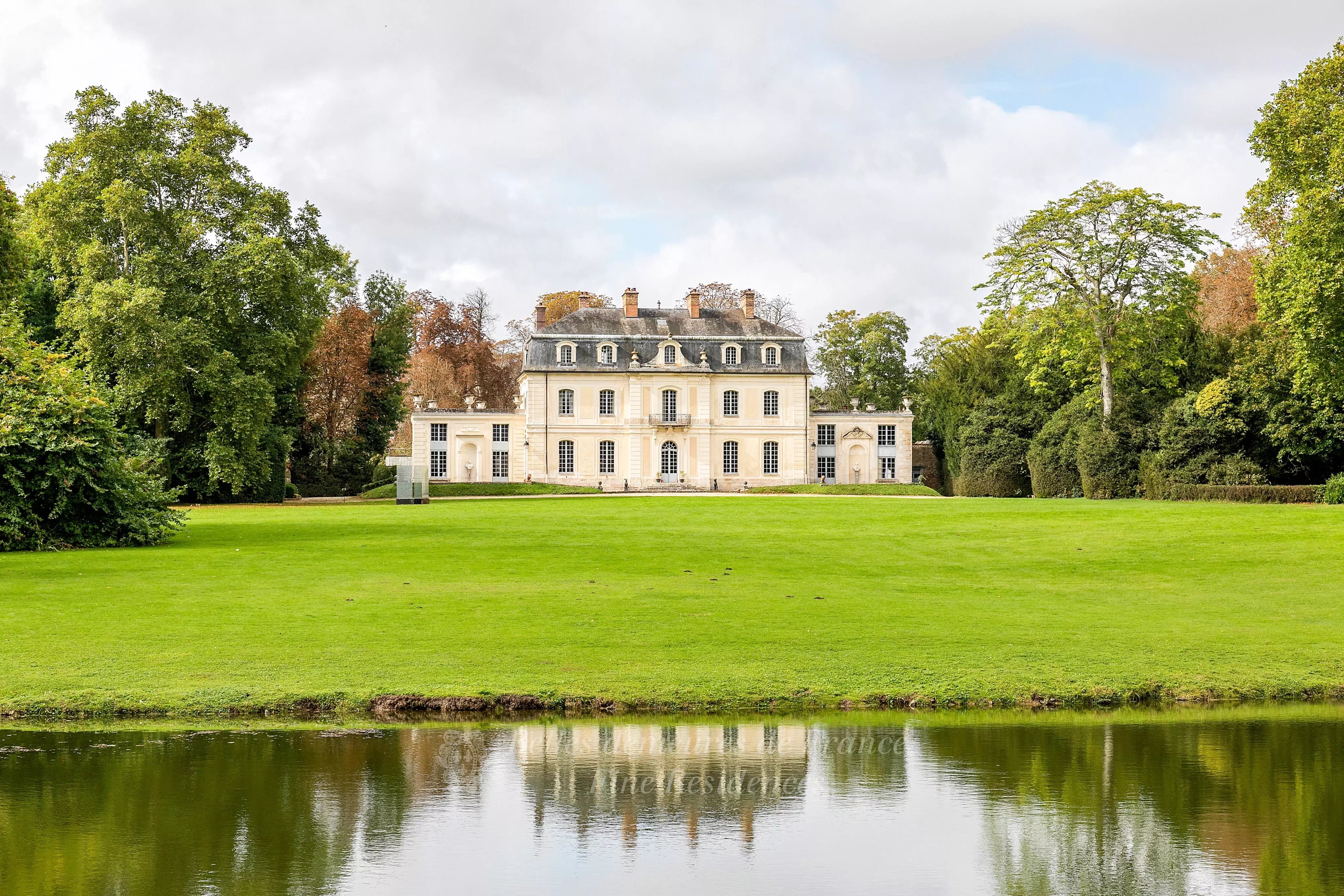 Somptueux château du XVIIIè siècle et ses 70 Ha de parc et de bois