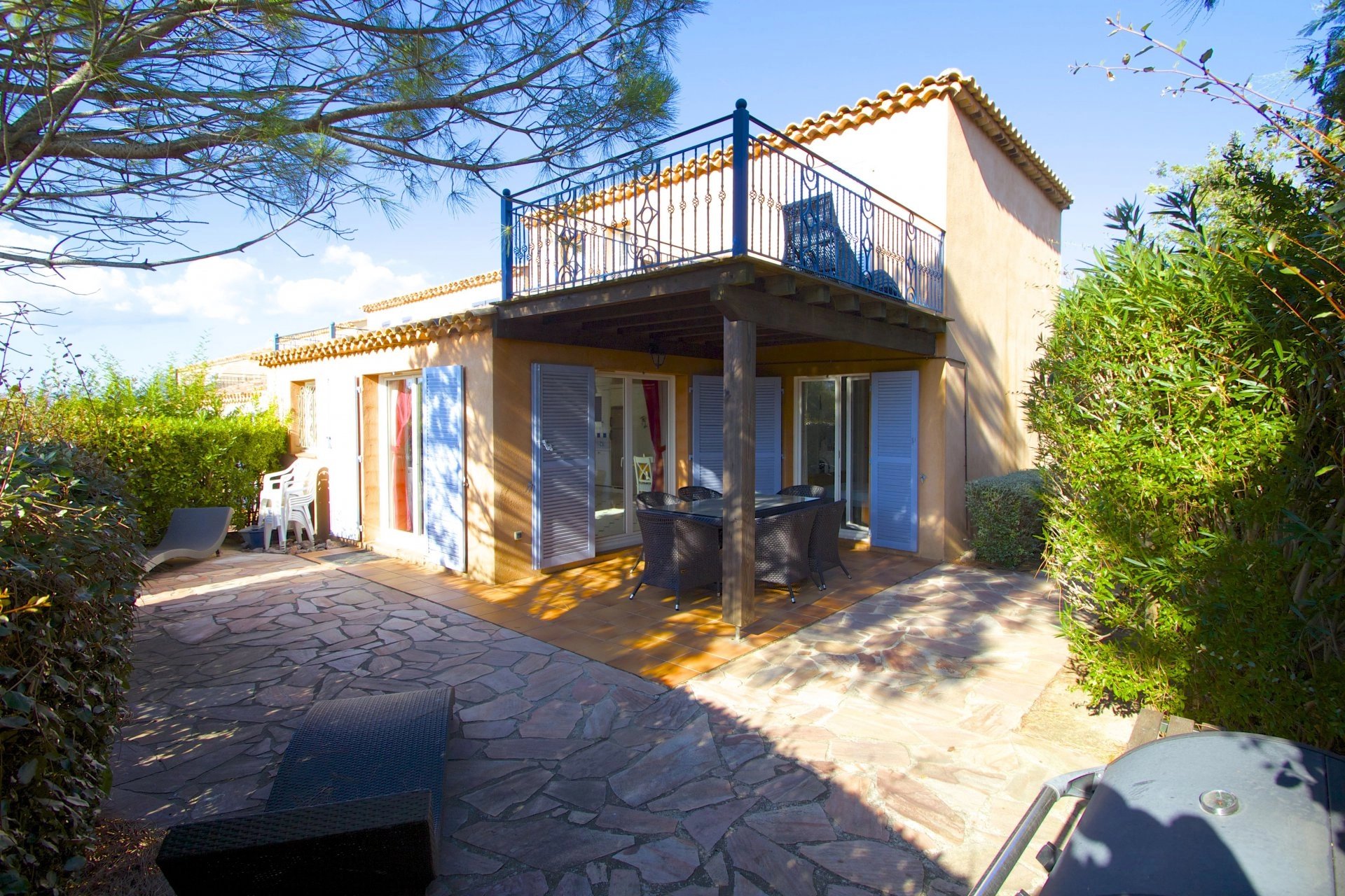 Roquebrune/s Argens, Villa -4 bedrooms -90m2- in luxury domaine, with pool & tennis