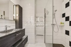 Elegant 2-Bedroom Luxury Apartment for Sale in Mandelieu, France — photo 7 of 7