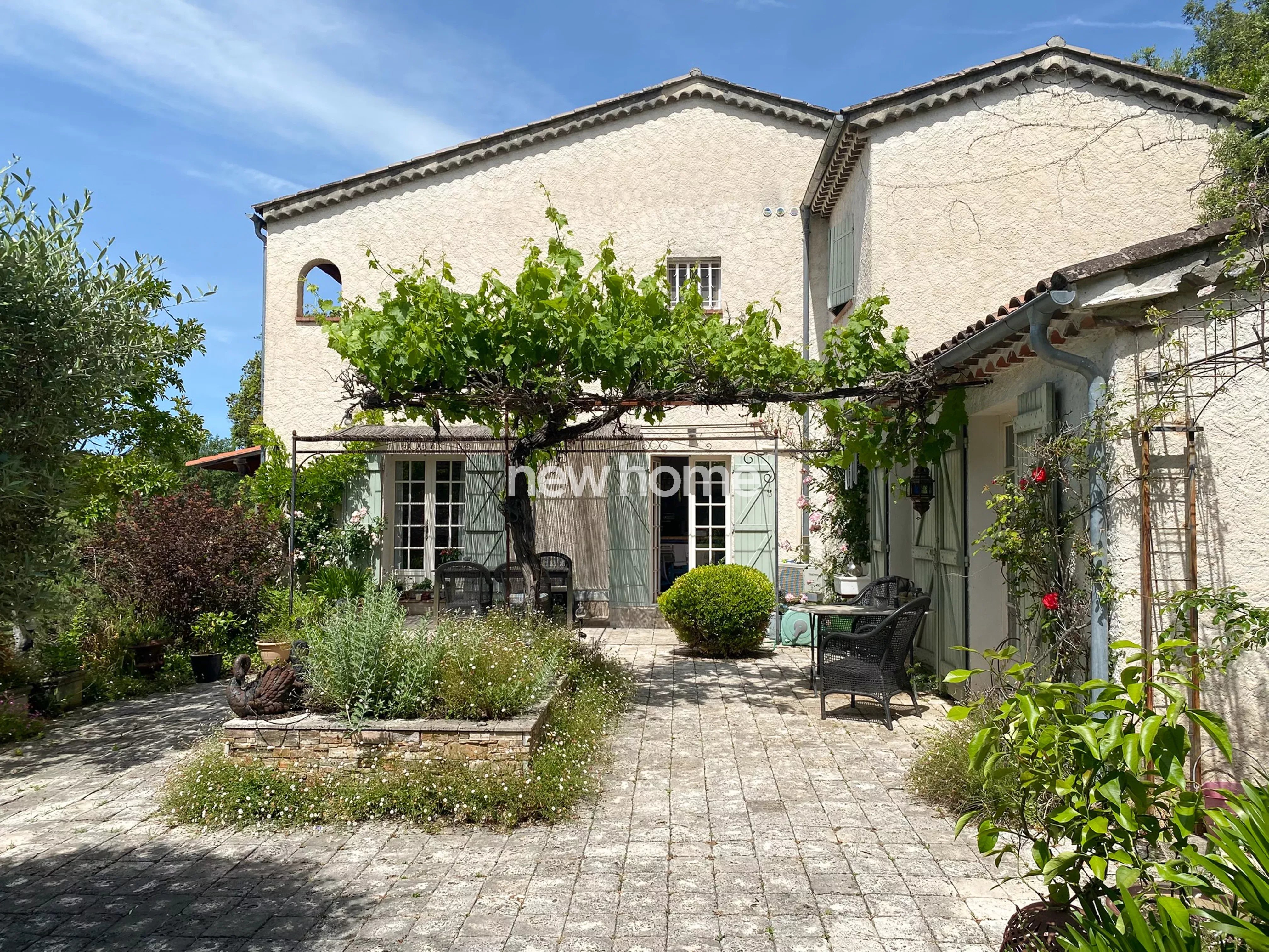 Maison spacieuse sur un terrain vaste et arboré
