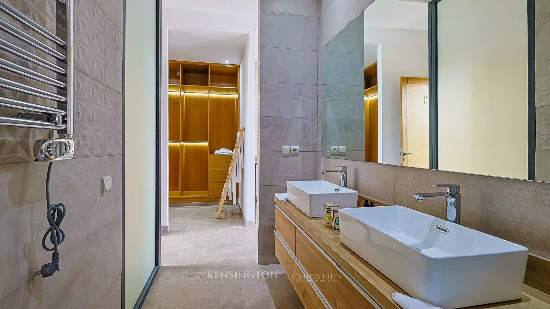 7 Bedroom Villa/Townhouse's Image 27